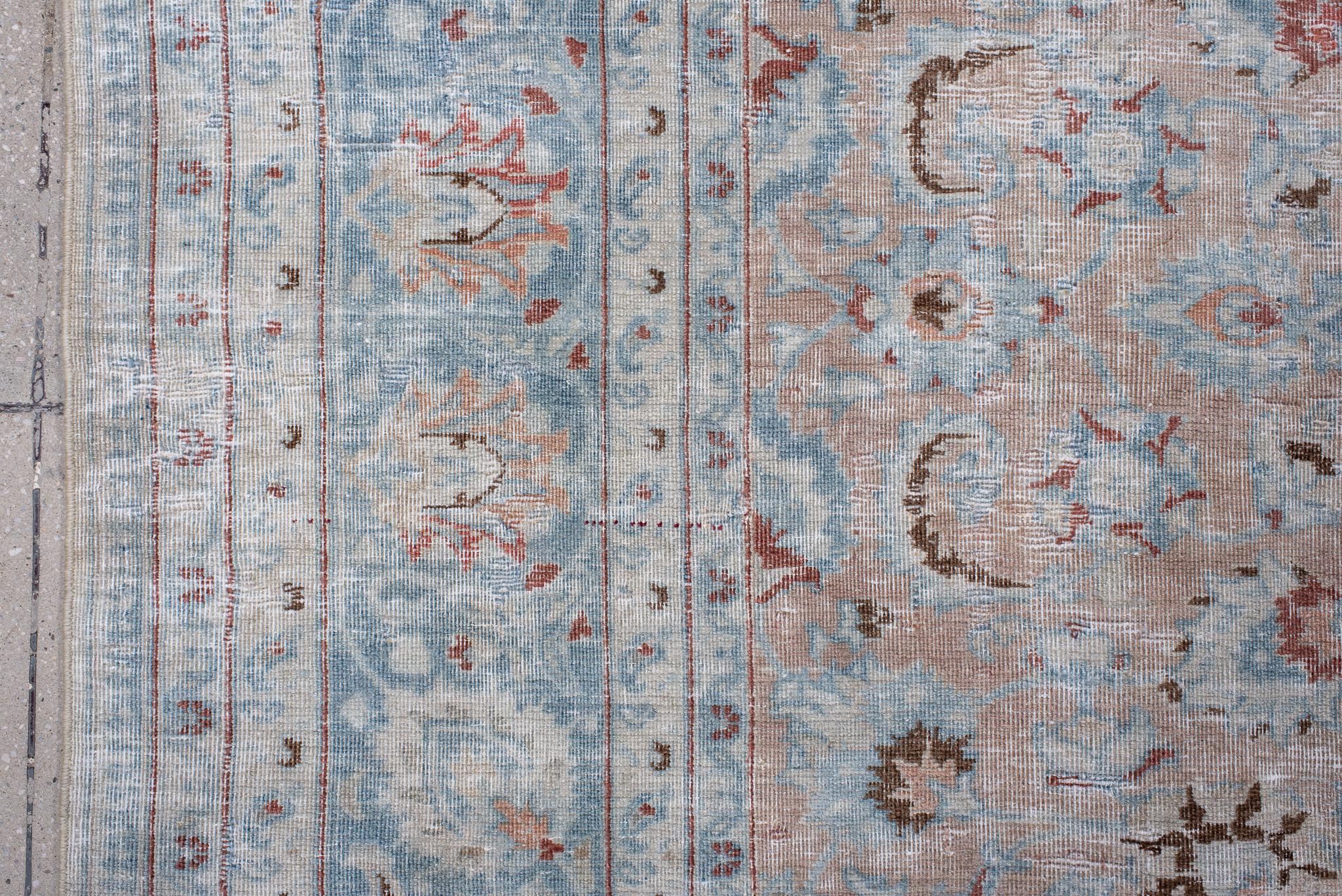 Antiker persischer Täbris-Teppich mit Blumenmedaillon in weichen, gedämpften Farben (Persisch) im Angebot