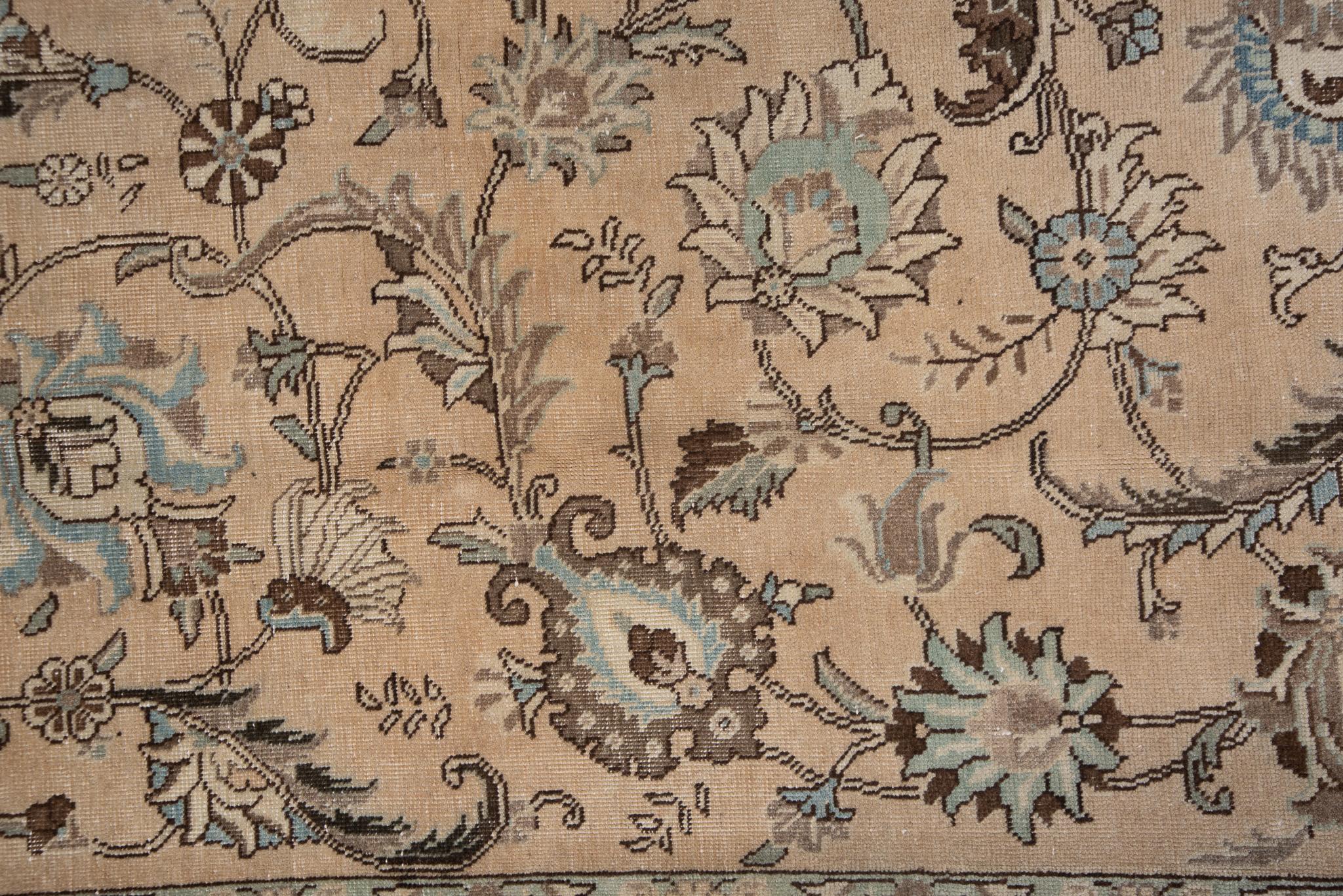 Antico tappeto persiano Tabriz con medaglione floreale in colori tenui e sfumati In condizioni ottime in vendita a New York, NY