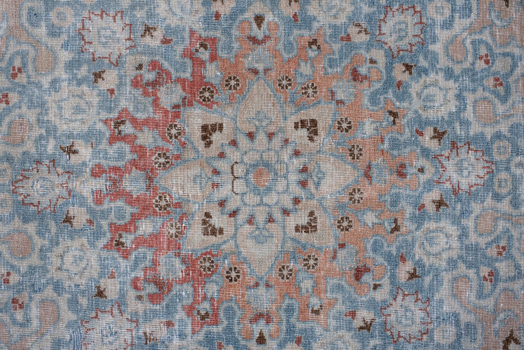 Antiker persischer Täbris-Teppich mit Blumenmedaillon in weichen, gedämpften Farben im Zustand „Hervorragend“ im Angebot in New York, NY