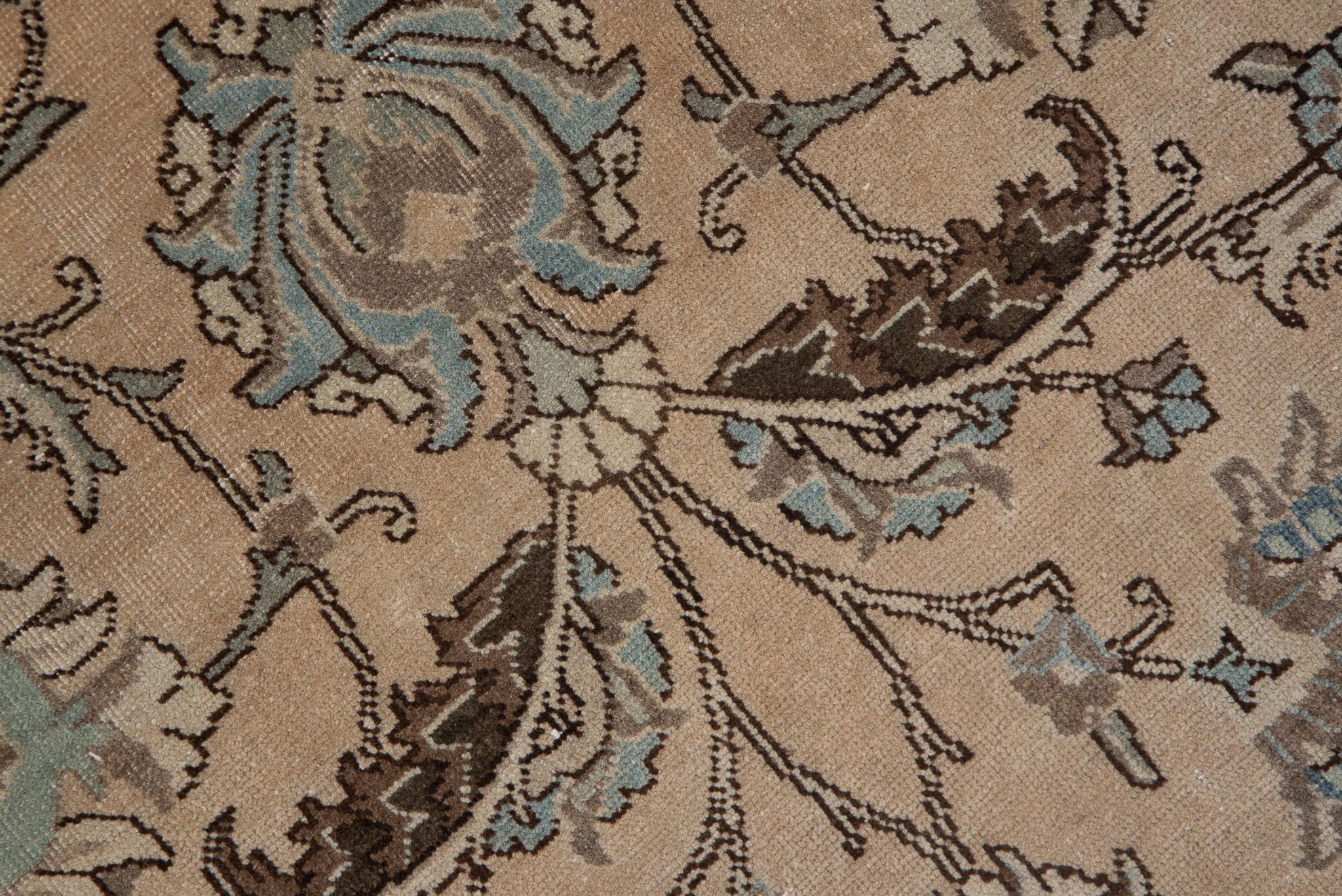 XX secolo Antico tappeto persiano Tabriz con medaglione floreale in colori tenui e sfumati in vendita