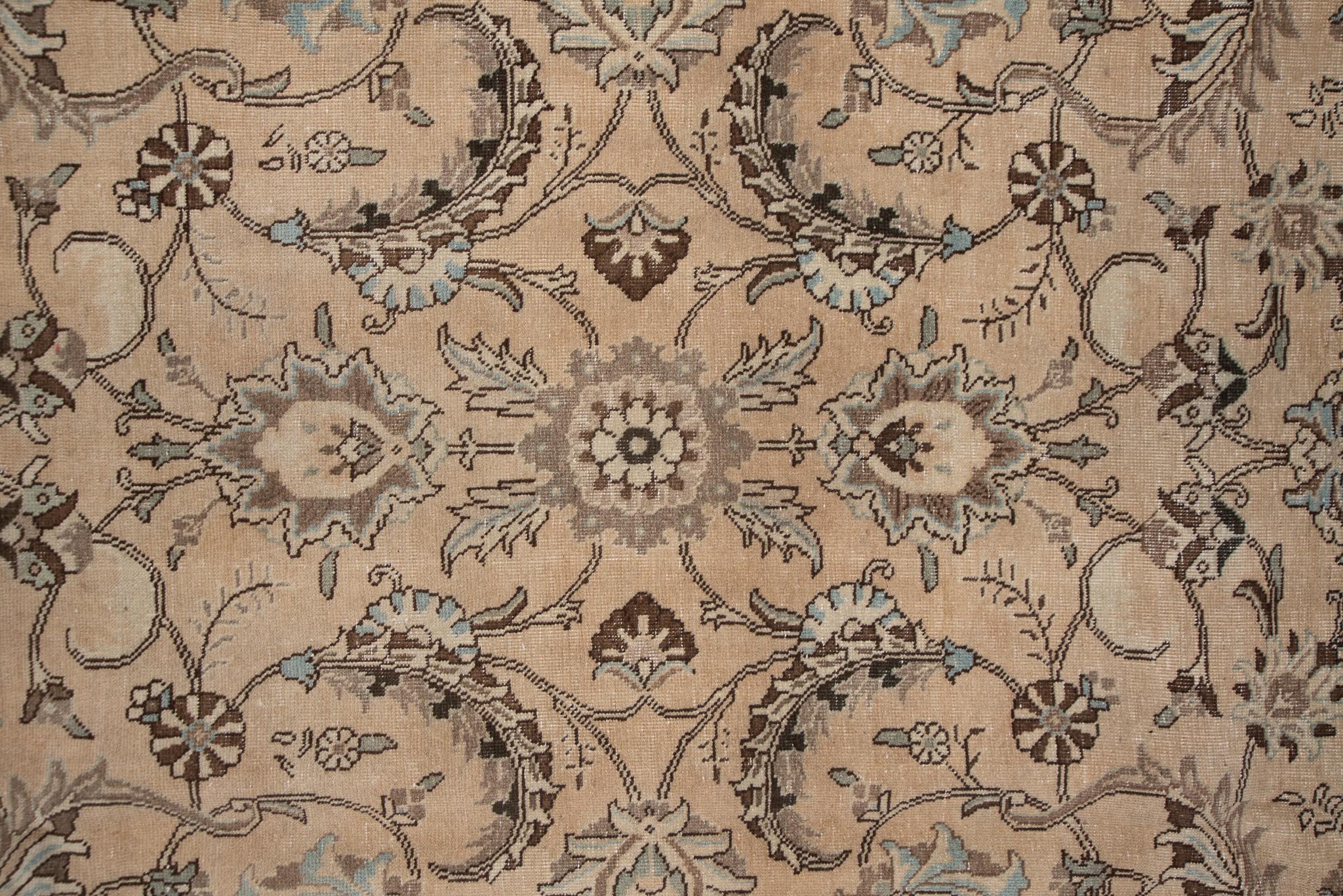 Lana Antico tappeto persiano Tabriz con medaglione floreale in colori tenui e sfumati in vendita