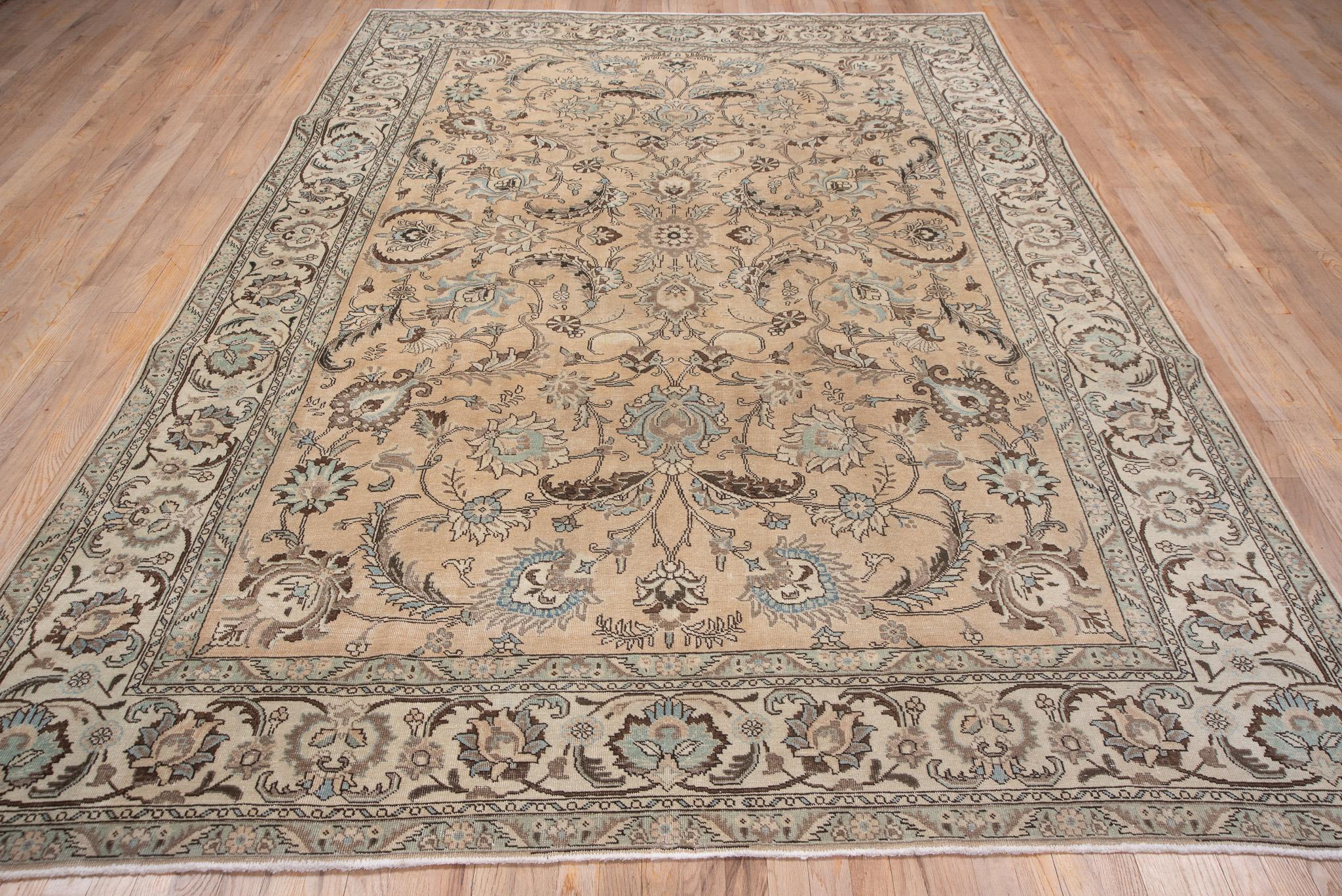 Antico tappeto persiano Tabriz con medaglione floreale in colori tenui e sfumati in vendita 1