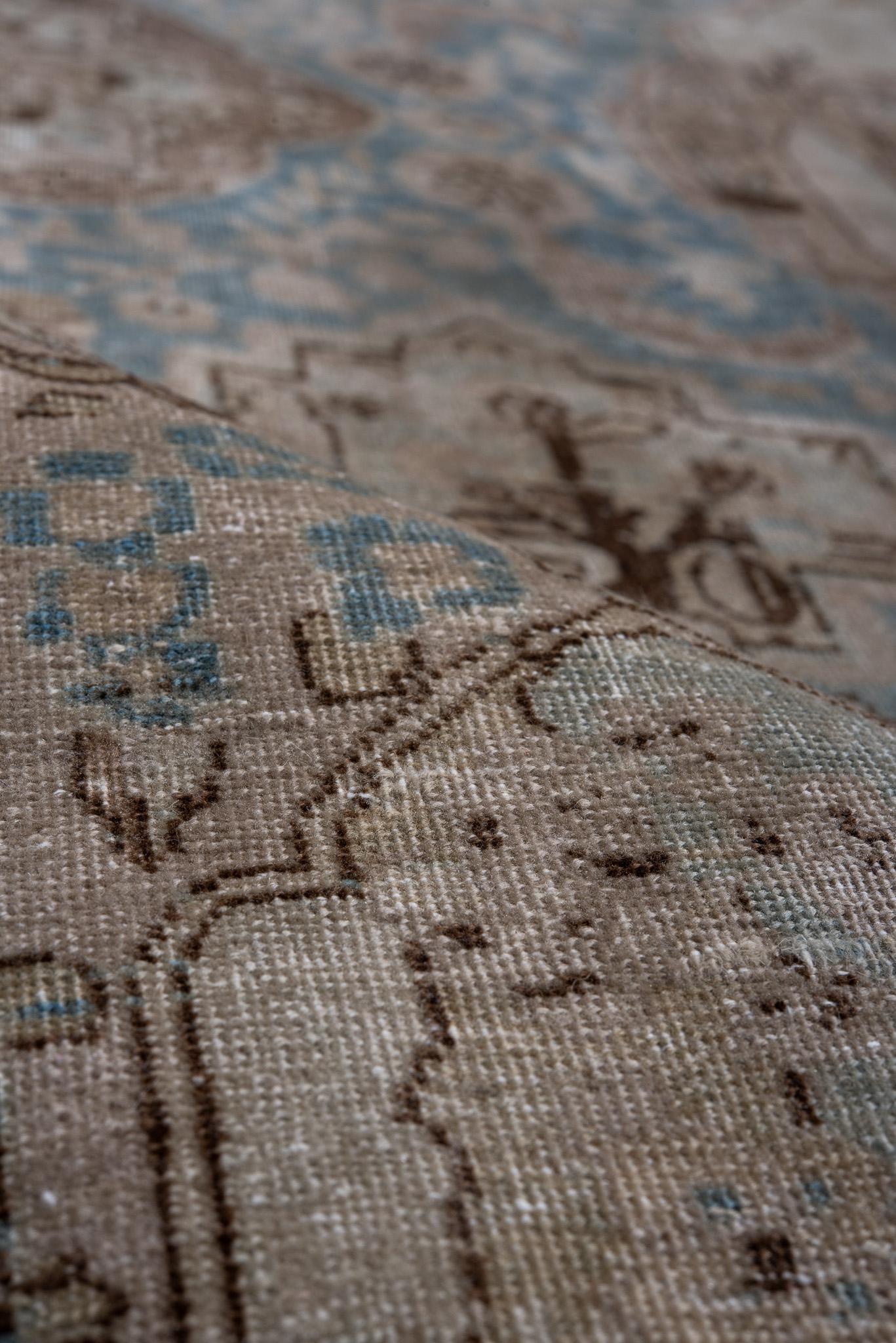 Ancien tapis persan Tabriz avec des médaillons floraux dans des couleurs pastel douces