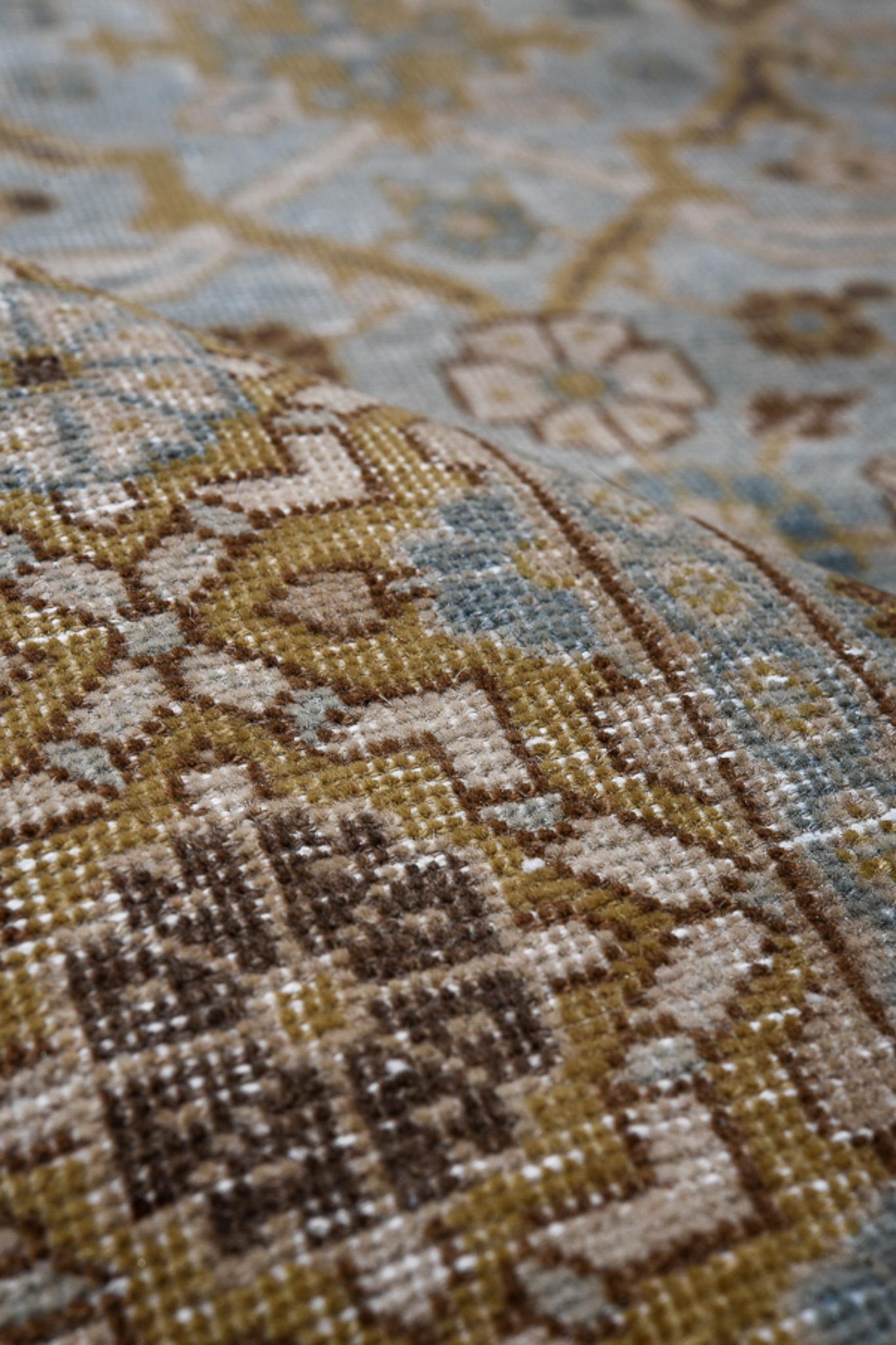 Avec son motif floral aux douces nuances pastel, ce tapis Antique Persian Tabriz respire le charme et la subtilité. Ses couleurs douces et son design délicat sont parfaits pour rehausser la beauté de n'importe quelle pièce.