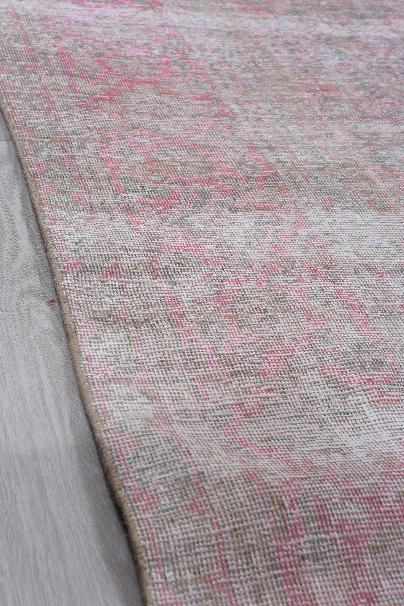 Dieser antike persische Täbriz-Teppich zeigt florale Muster in sanften, subtilen Farben, die jedem Raum einen Hauch von Eleganz verleihen. Das zarte Design und die gedämpften Töne schaffen eine ruhige Atmosphäre.