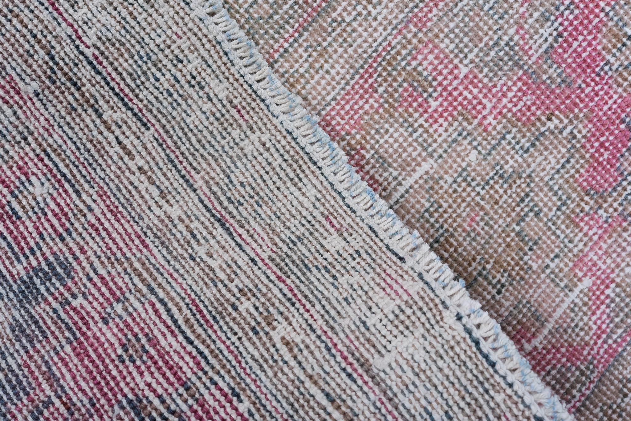 Antiker persischer Täbris-Teppich mit Blumenmuster in weichen, subtilen Farben (Persisch) im Angebot