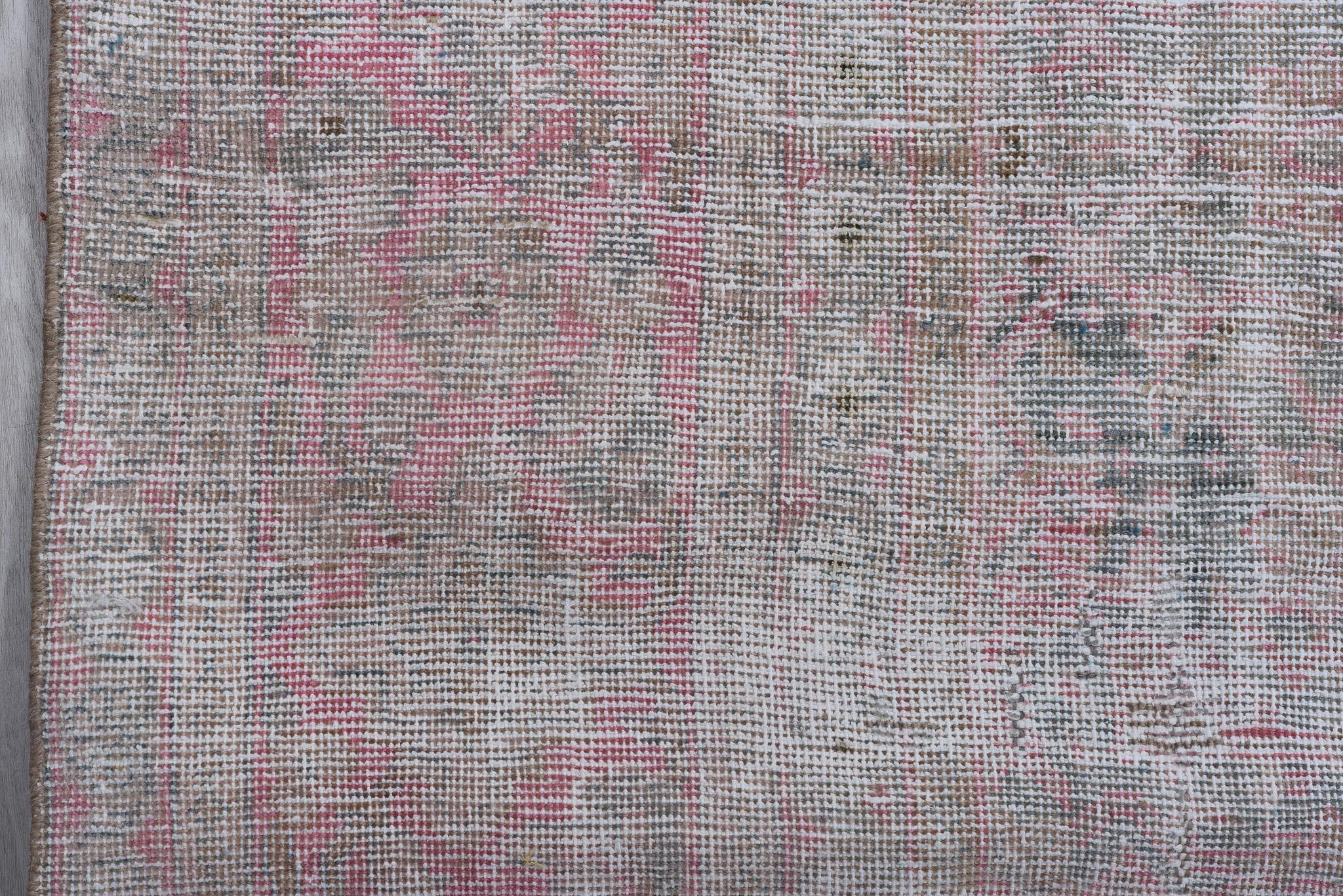 Antiker persischer Täbris-Teppich mit Blumenmuster in weichen, subtilen Farben im Zustand „Hervorragend“ im Angebot in New York, NY
