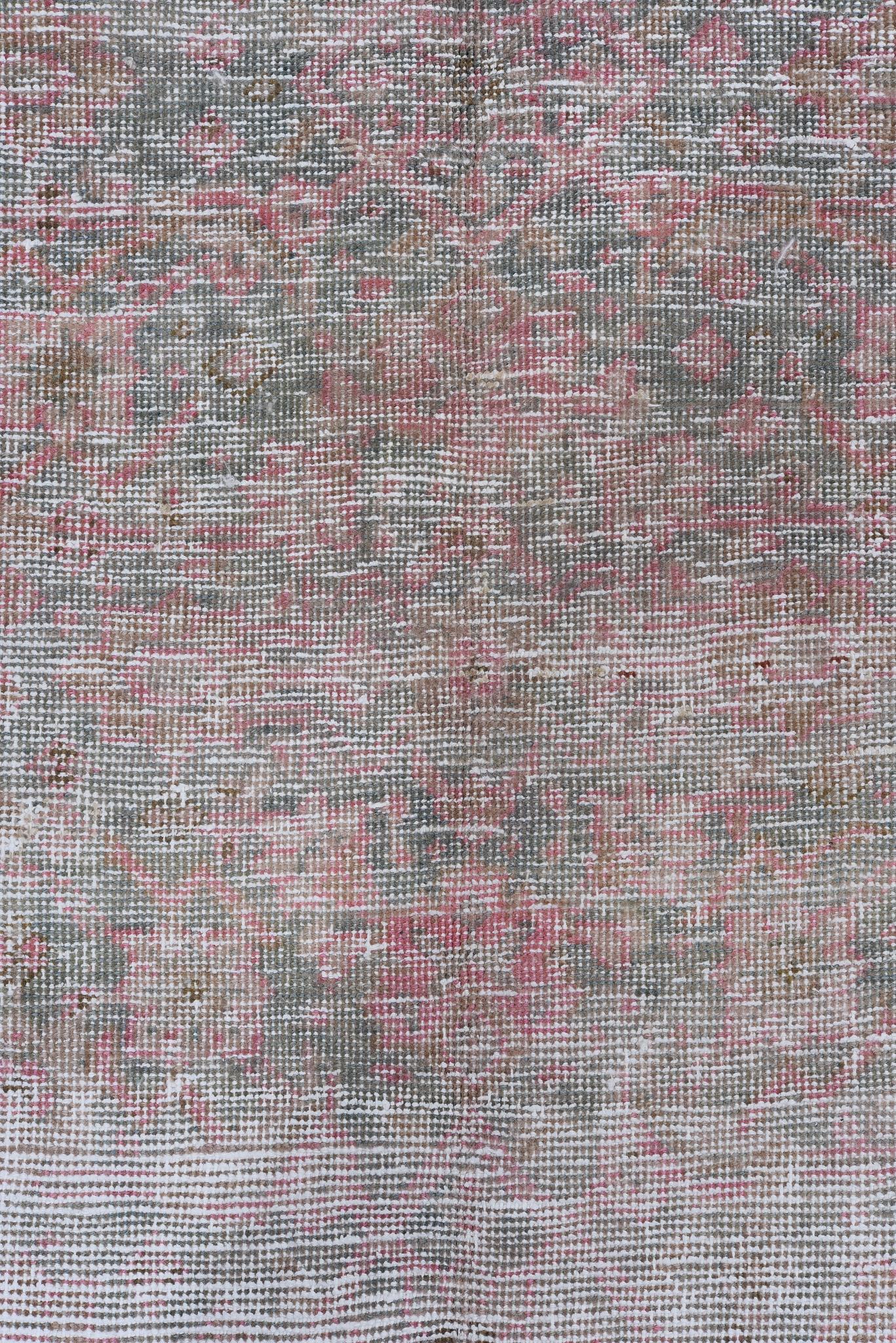 Antiker persischer Täbris-Teppich mit Blumenmuster in weichen, subtilen Farben (20. Jahrhundert) im Angebot