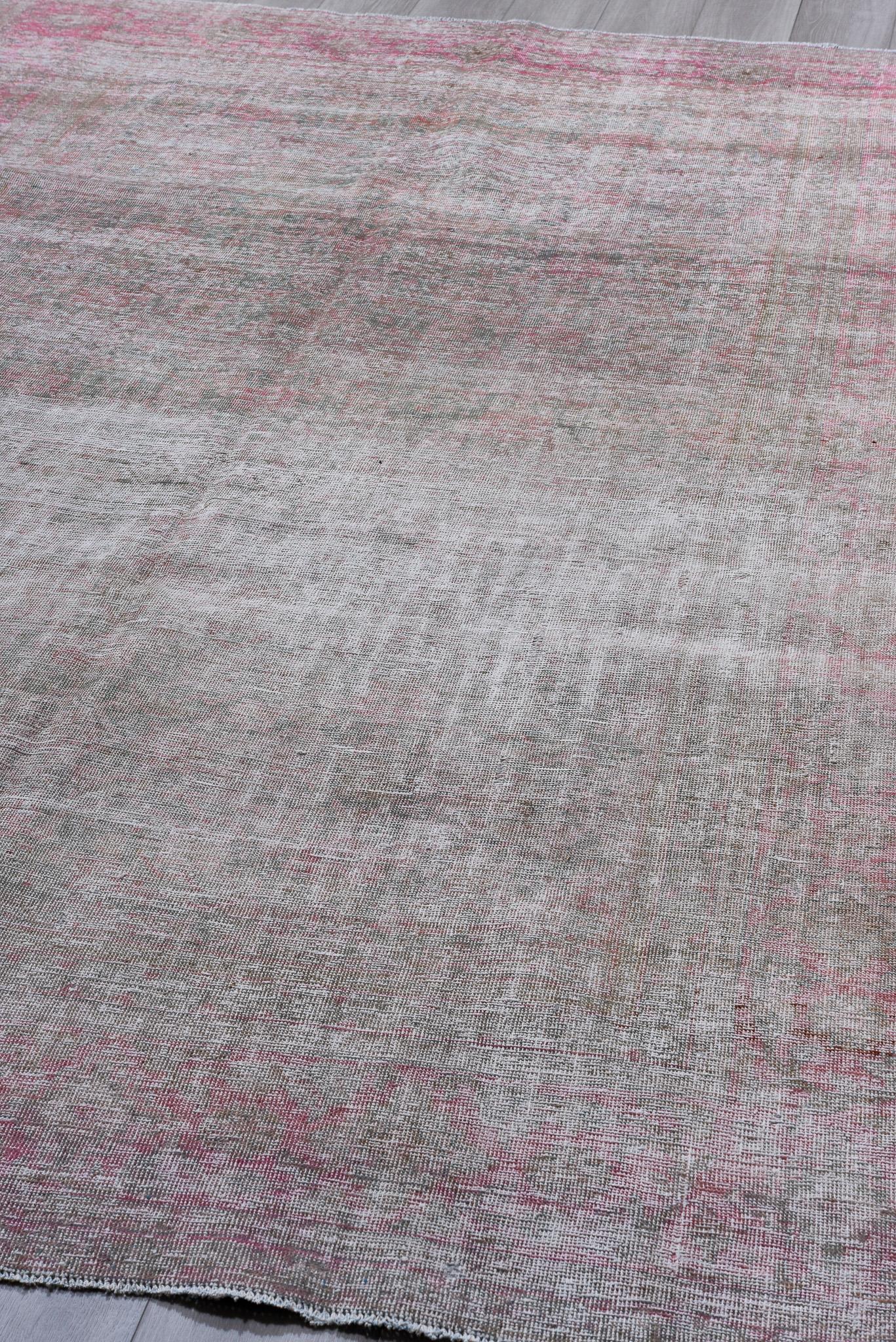 Antiker persischer Täbris-Teppich mit Blumenmuster in weichen, subtilen Farben (Wolle) im Angebot