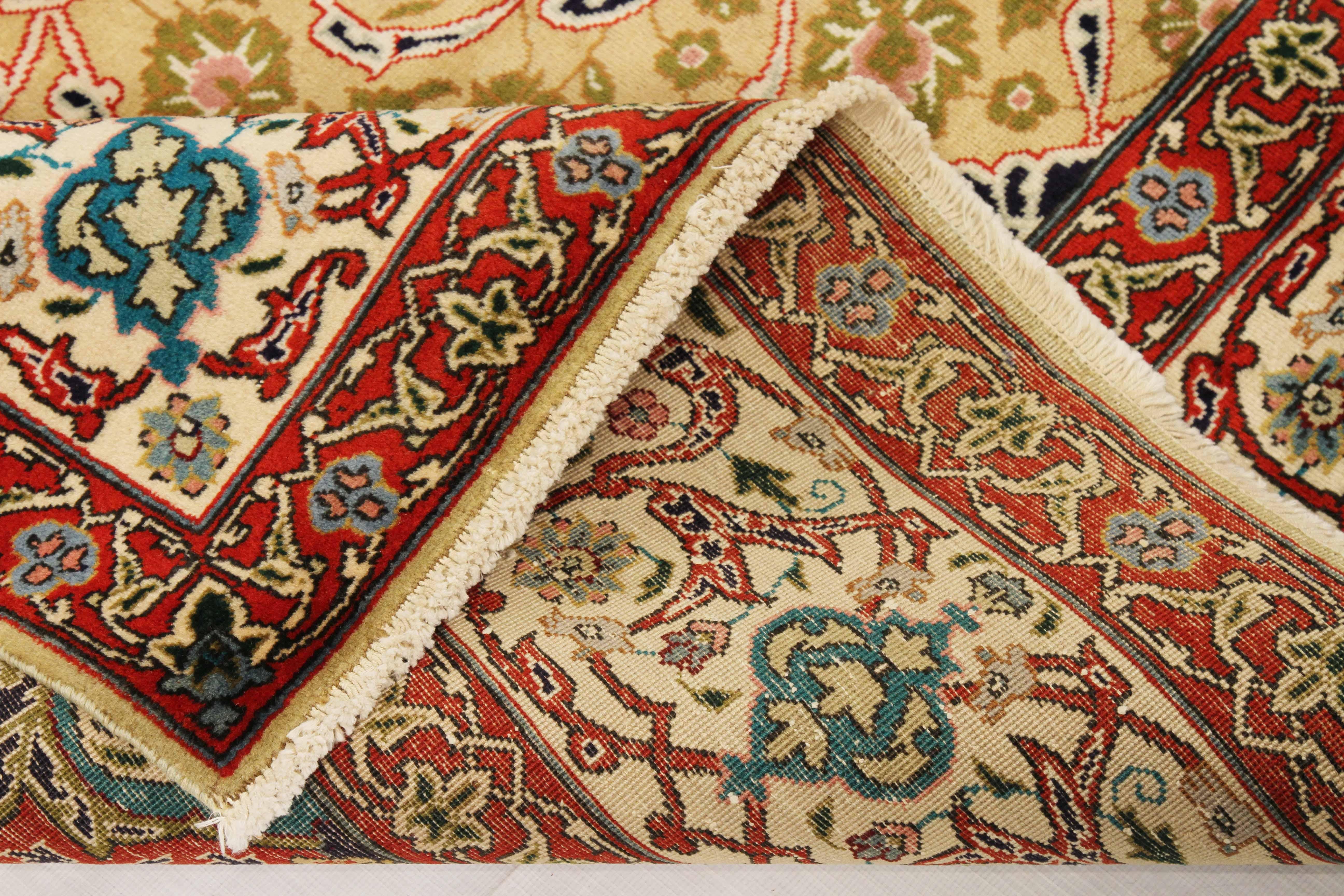 Antigua alfombra persa de Tabriz con detalles florales verdes y rosas en el centro Tejido a mano en venta