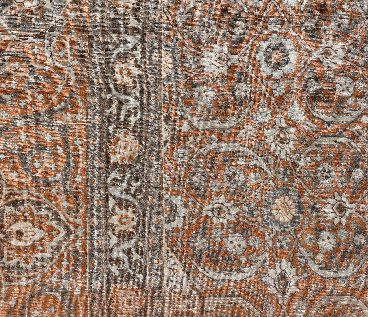 Misure: 12'2 x 20'2 
Antico tappeto persiano Tabriz con intricato disegno Herati 12'6 x 20'4. 
Keivan Woven Arts/ tappeto/W22-1007, paese d'origine/tipo: Iran / Tabriz, circa 1920.
Questo antico tappeto persiano Tabriz è uno splendido esempio della