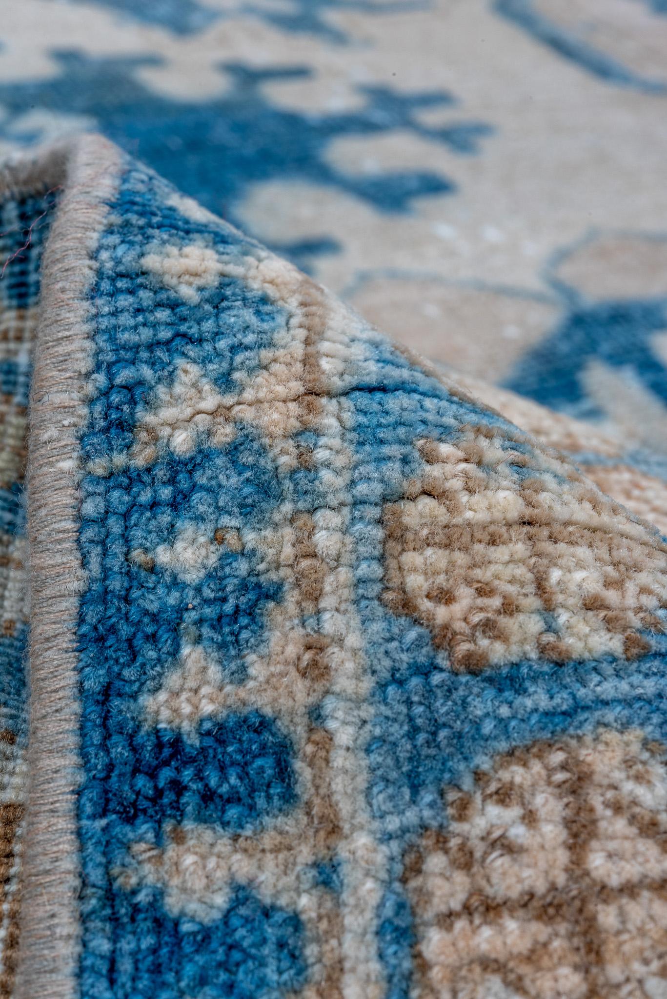 Perse Tapis persan ancien de Tabriz à motifs floraux complexes en vente