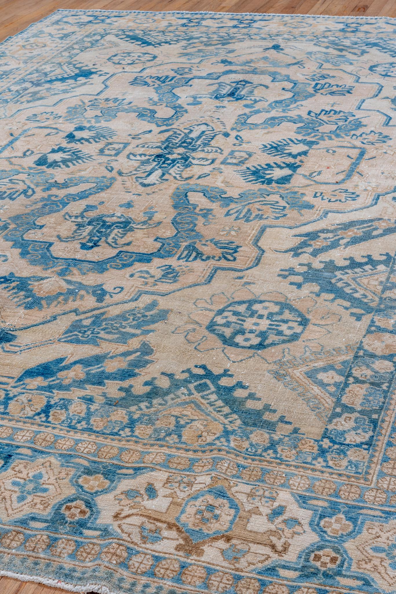 Tapis persan ancien de Tabriz à motifs floraux complexes en vente 2