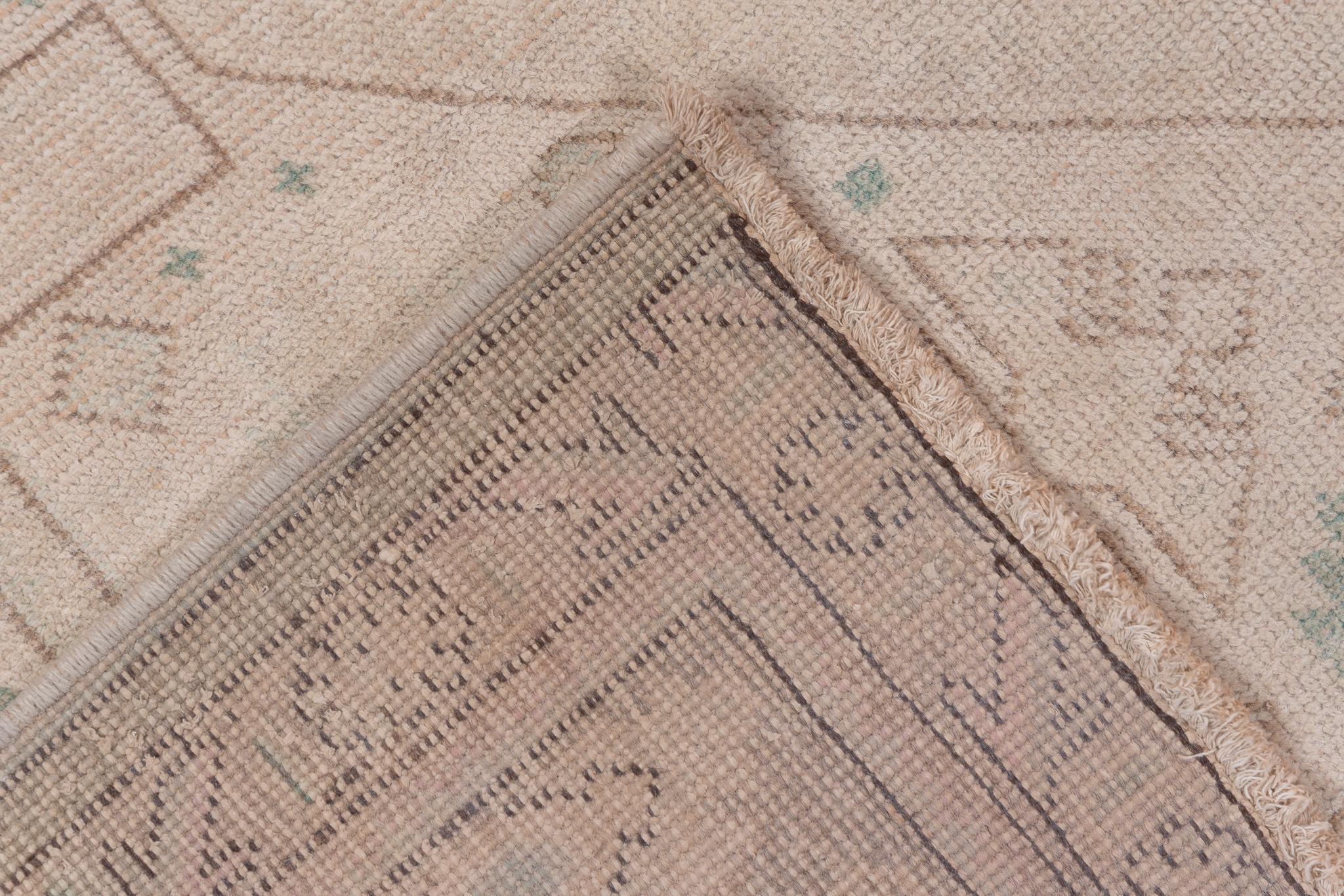 Antiker persischer Täbris-Teppich mit großem Blumenmedaillon (Tabriz) im Angebot