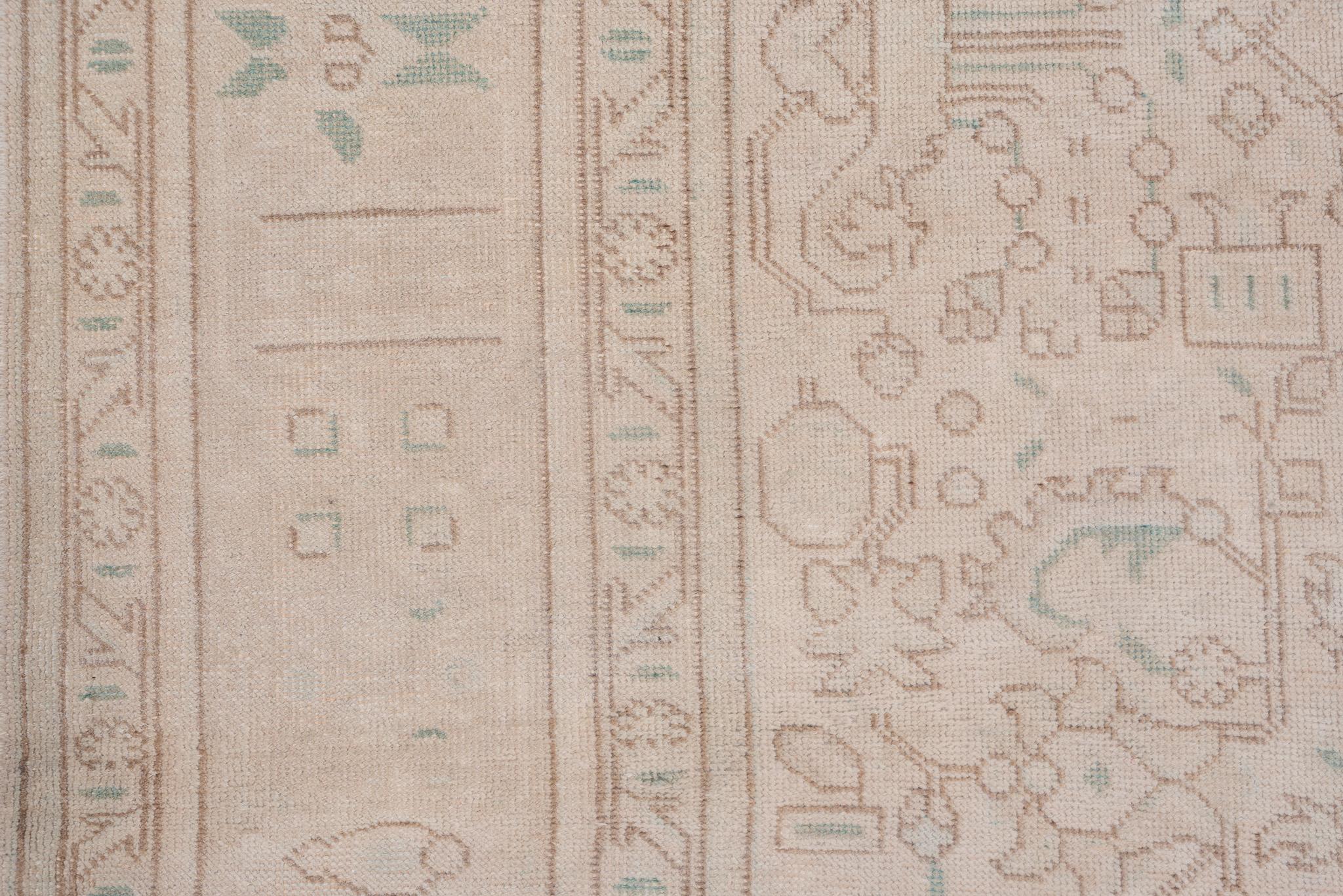 Antiker persischer Täbris-Teppich mit großem Blumenmedaillon (Persisch) im Angebot
