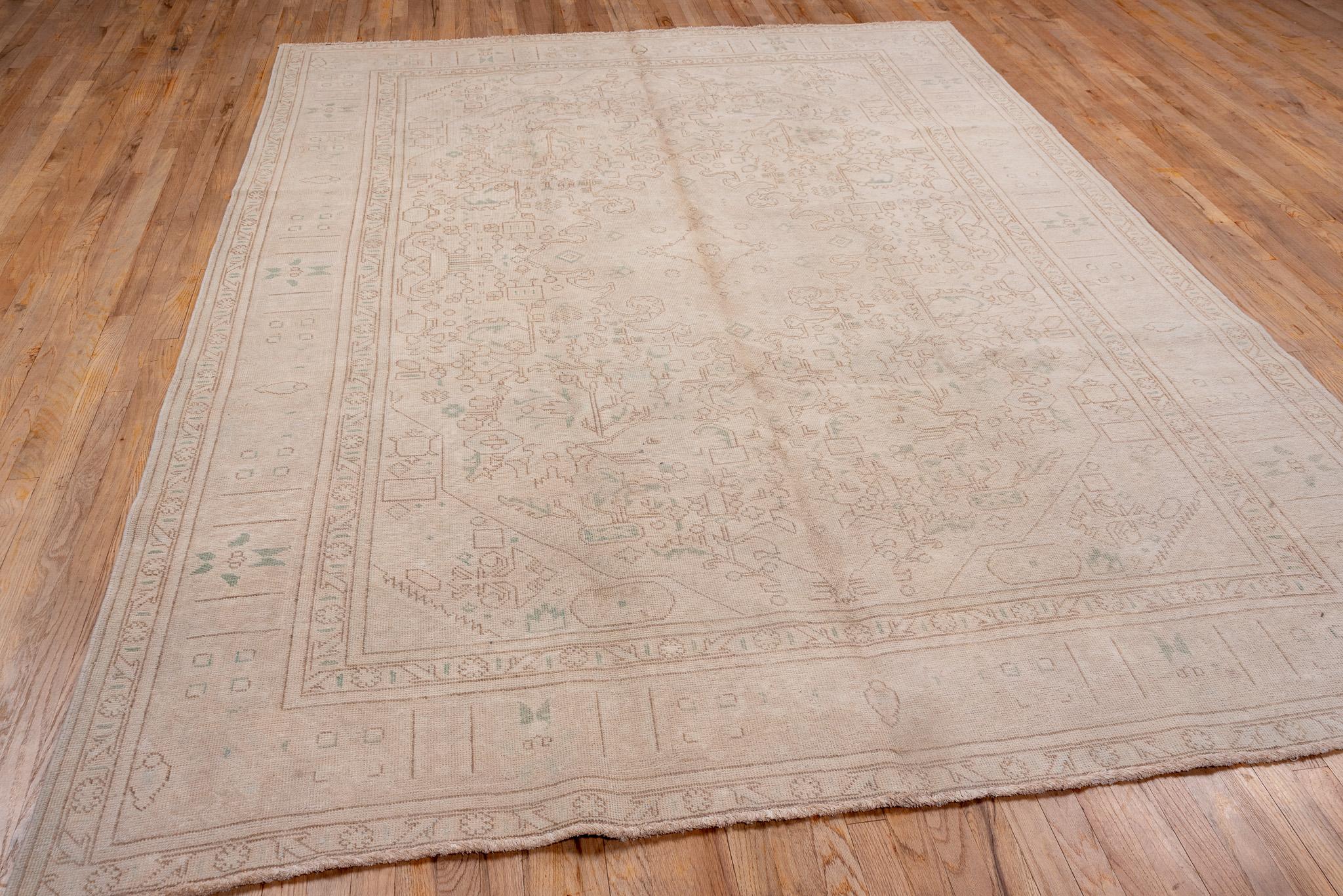 Antiker persischer Täbris-Teppich mit großem Blumenmedaillon (Wolle) im Angebot