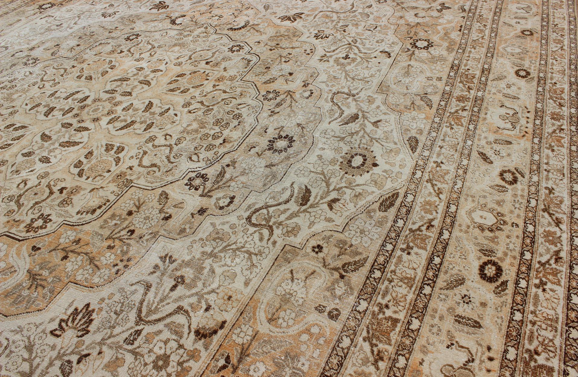 Antiker persischer Täbriz-Teppich mit geschichtetem Medaillon in Light Copper, Brown & Cream im Angebot 2