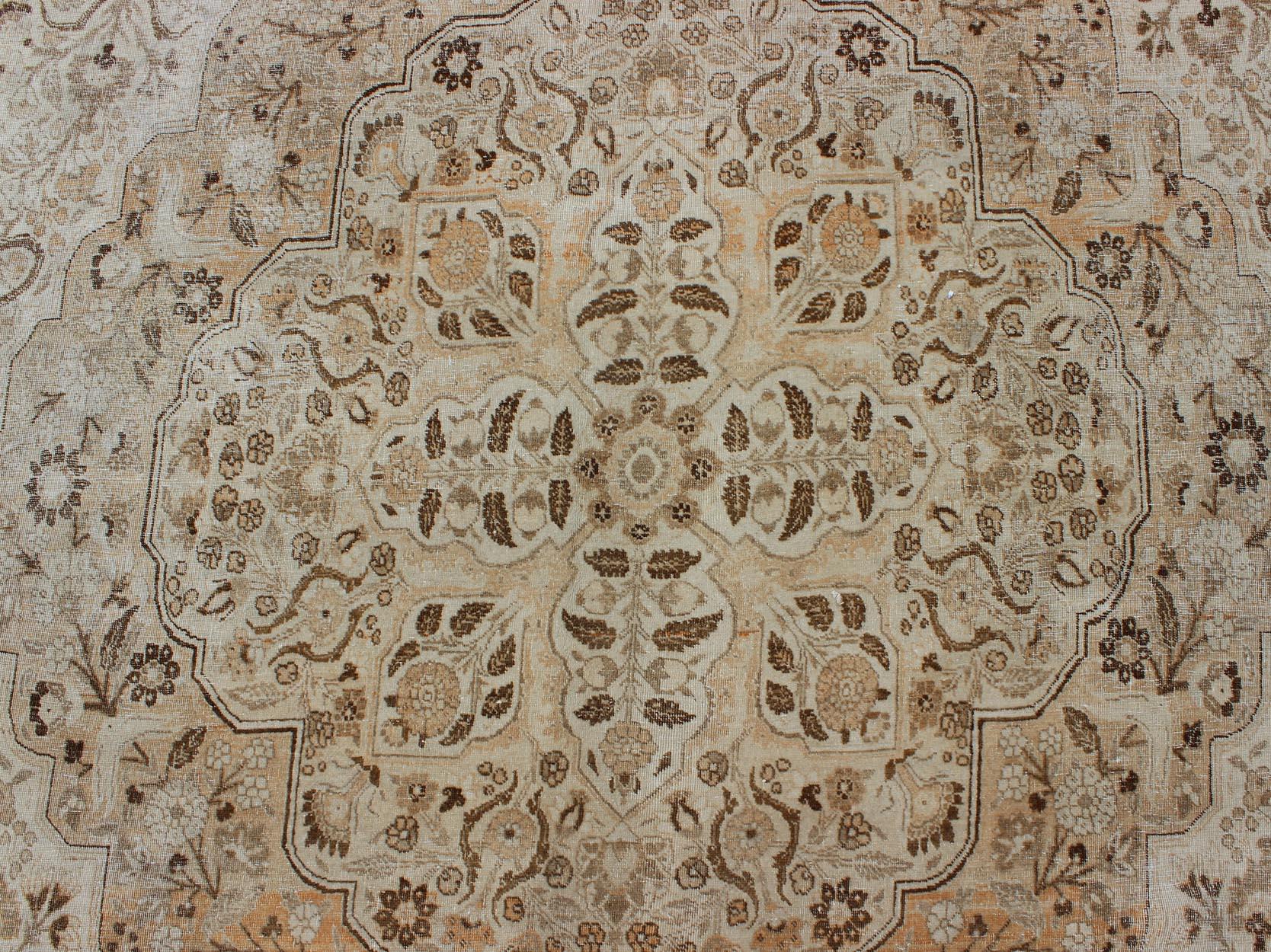 Antiker persischer Täbriz-Teppich mit geschichtetem Medaillon in Light Copper, Brown & Cream im Angebot 5