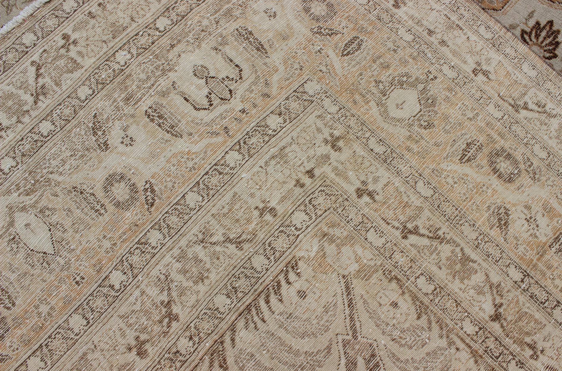 Antiker persischer Täbriz-Teppich mit geschichtetem Medaillon in Light Copper, Brown & Cream im Angebot 8