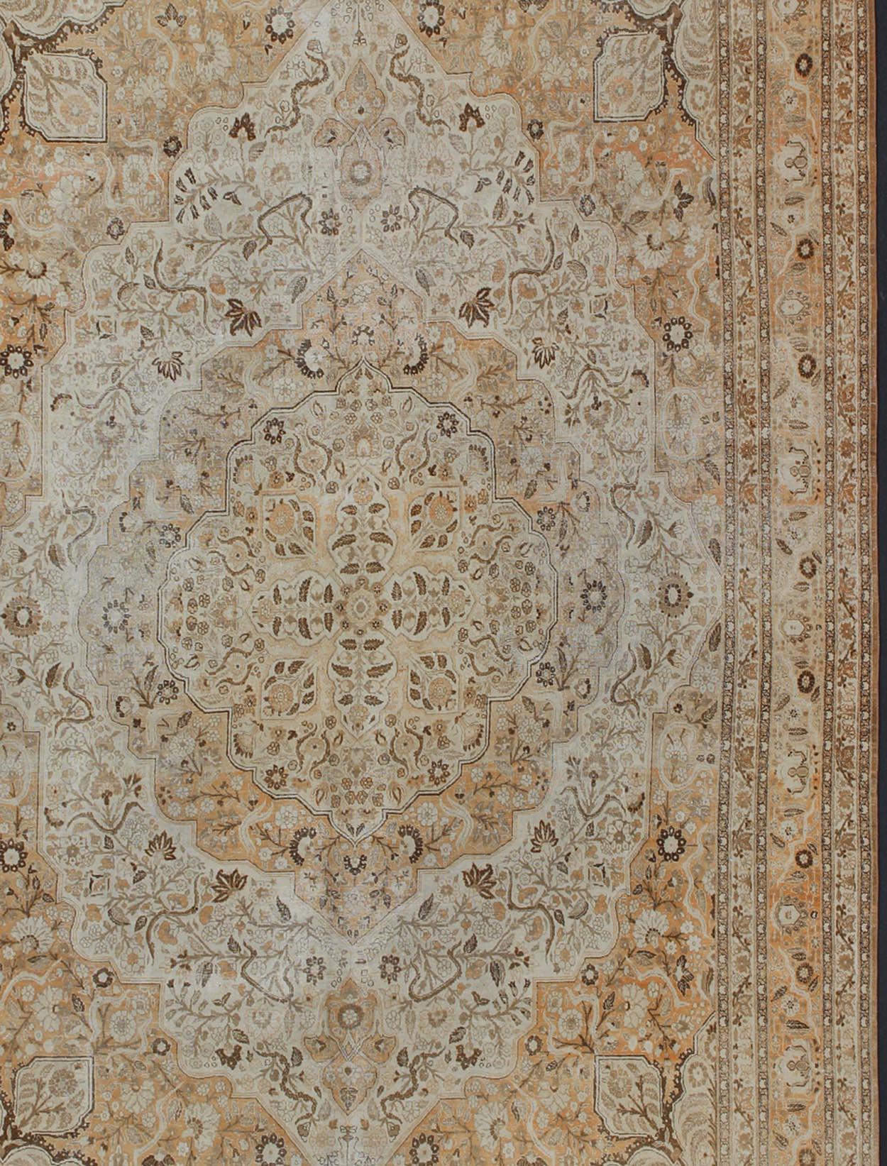 Antiker persischer Täbriz-Teppich mit geschichtetem Medaillon in Light Copper, Brown & Cream (Persisch) im Angebot