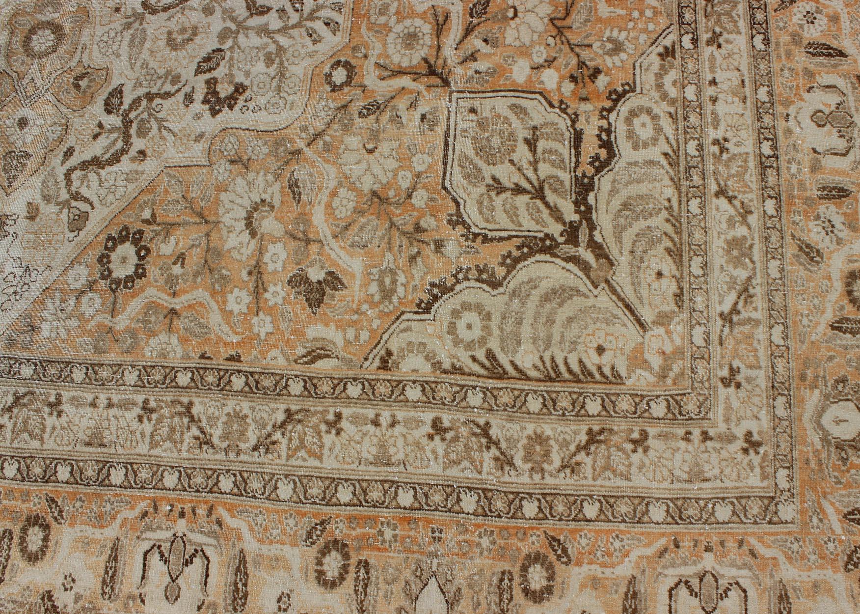 Antiker persischer Täbriz-Teppich mit geschichtetem Medaillon in Light Copper, Brown & Cream (Wolle) im Angebot