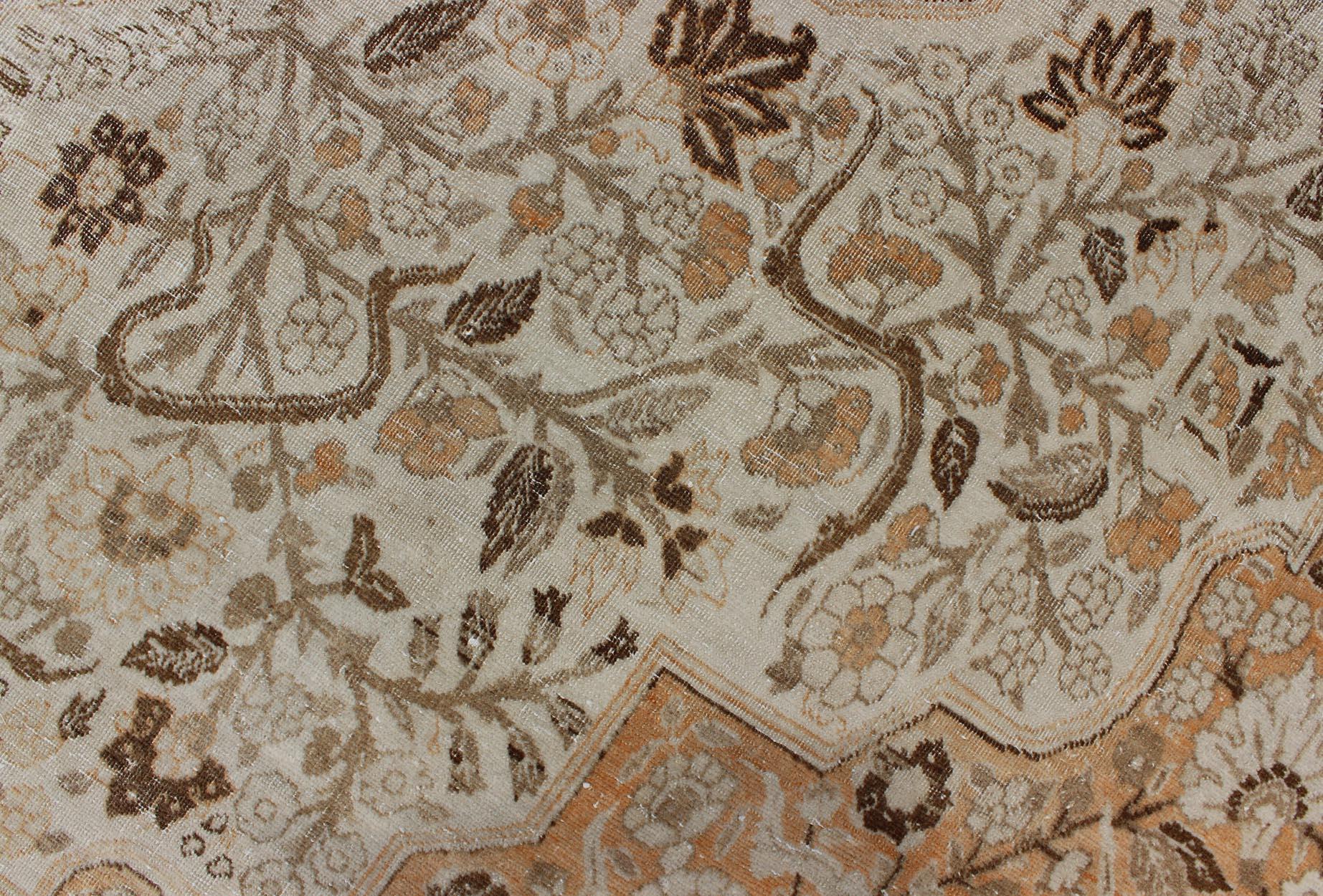 Antiker persischer Täbriz-Teppich mit geschichtetem Medaillon in Light Copper, Brown & Cream im Angebot 1