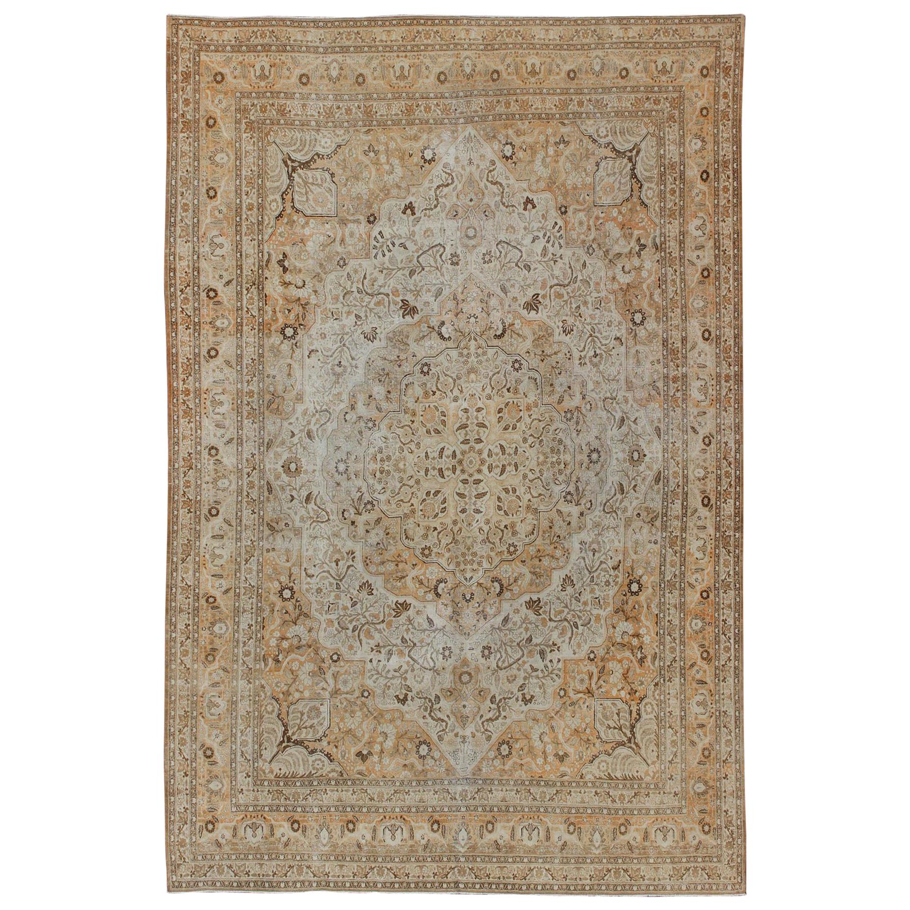 Tapis persan antique Tabriz avec médaillon superposé en cuivre Light, Brown & Cream