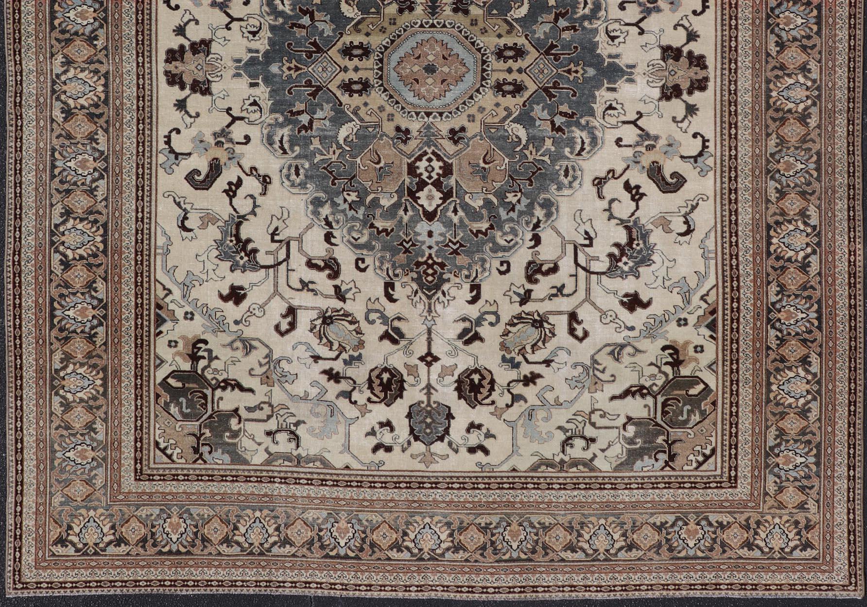 Antiker persischer Täbriz-Teppich mit Medaillon und geschwungenem Design 9'5 x 12'6 im Angebot 2