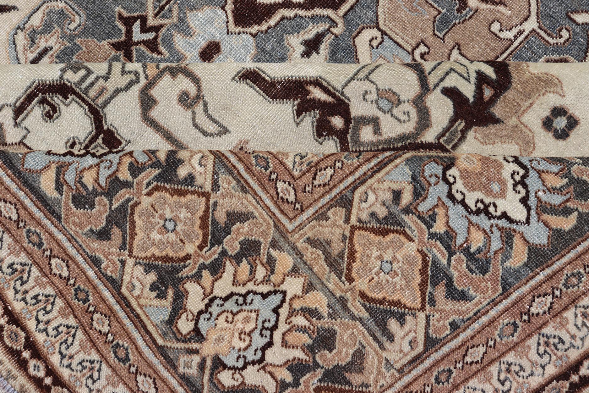 Antiker persischer Täbriz-Teppich mit Medaillon und geschwungenem Design 9'5 x 12'6 im Angebot 3