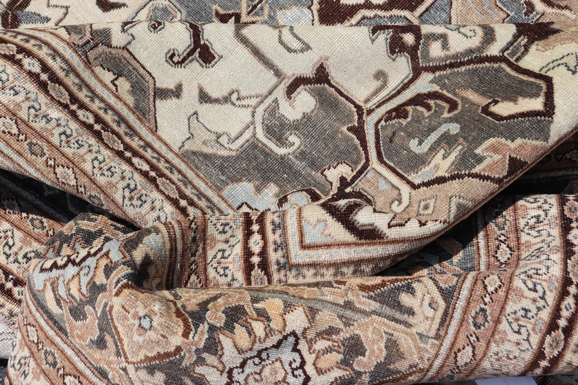 Antiker persischer Täbriz-Teppich mit Medaillon und geschwungenem Design 9'5 x 12'6 im Angebot 4