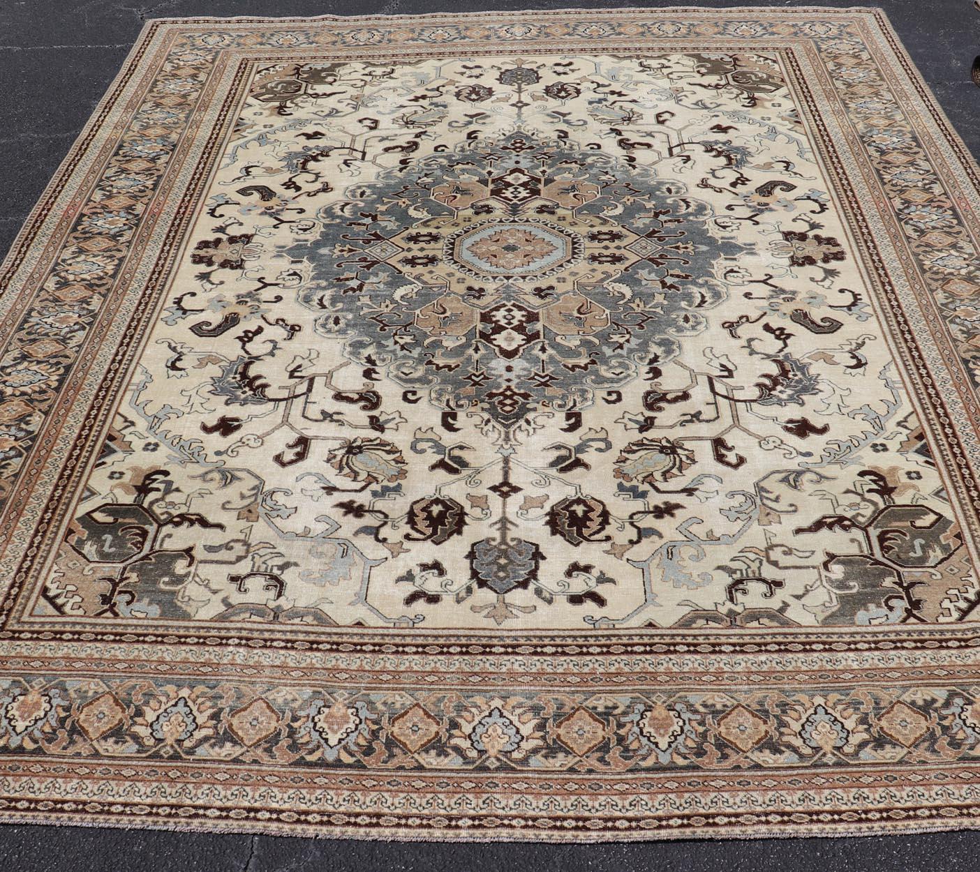 Antiker persischer Täbriz-Teppich mit Medaillon und geschwungenem Design 9'5 x 12'6 im Angebot 5