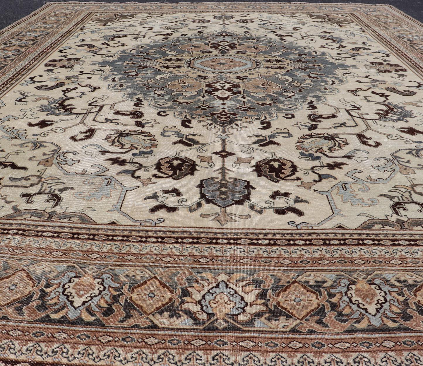 Antiker persischer Täbriz-Teppich mit Medaillon und geschwungenem Design 9'5 x 12'6 im Angebot 6