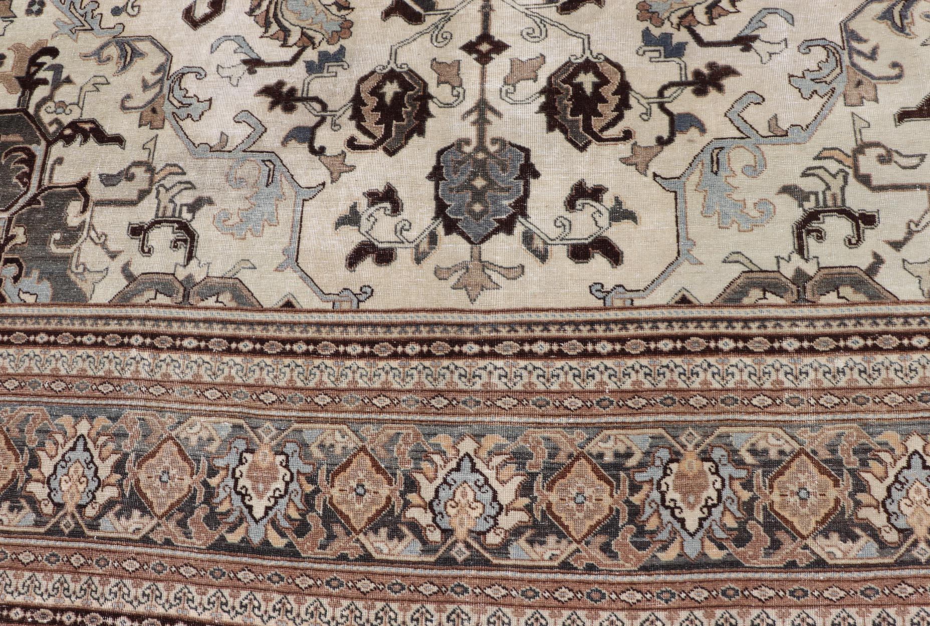 Antiker persischer Täbriz-Teppich mit Medaillon und geschwungenem Design 9'5 x 12'6 im Angebot 7