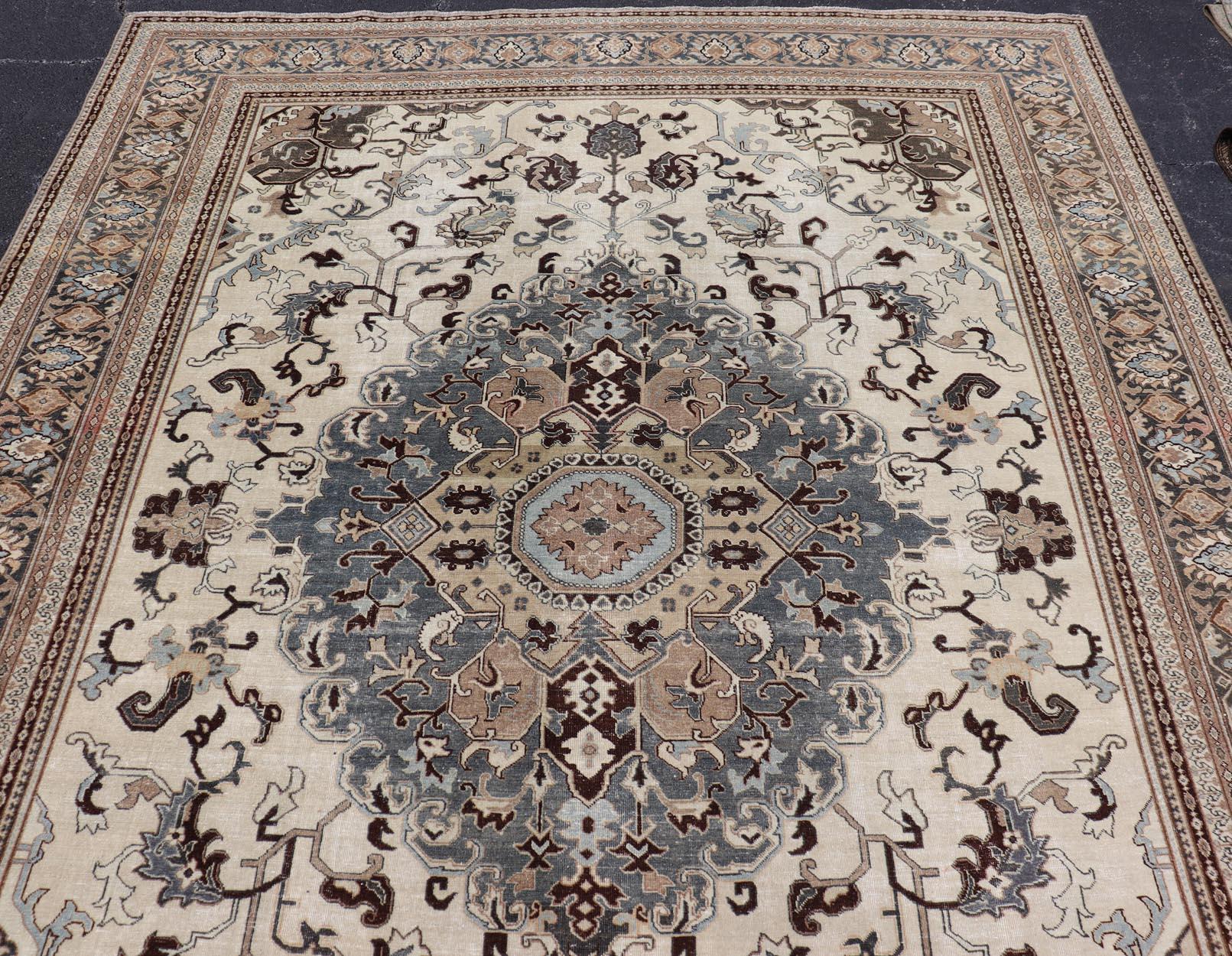 Antiker persischer Täbriz-Teppich mit Medaillon und geschwungenem Design 9'5 x 12'6 im Angebot 8