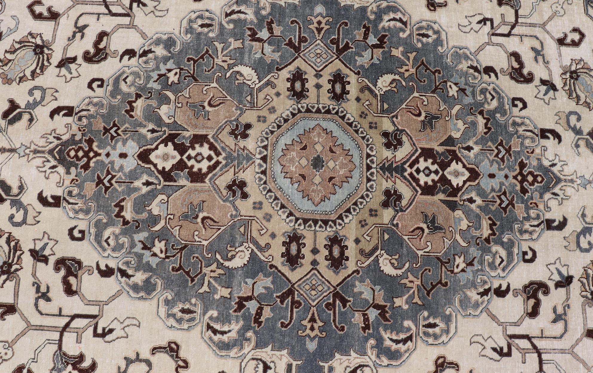 Antiker persischer Täbriz-Teppich mit Medaillon und geschwungenem Design 9'5 x 12'6 im Angebot 9