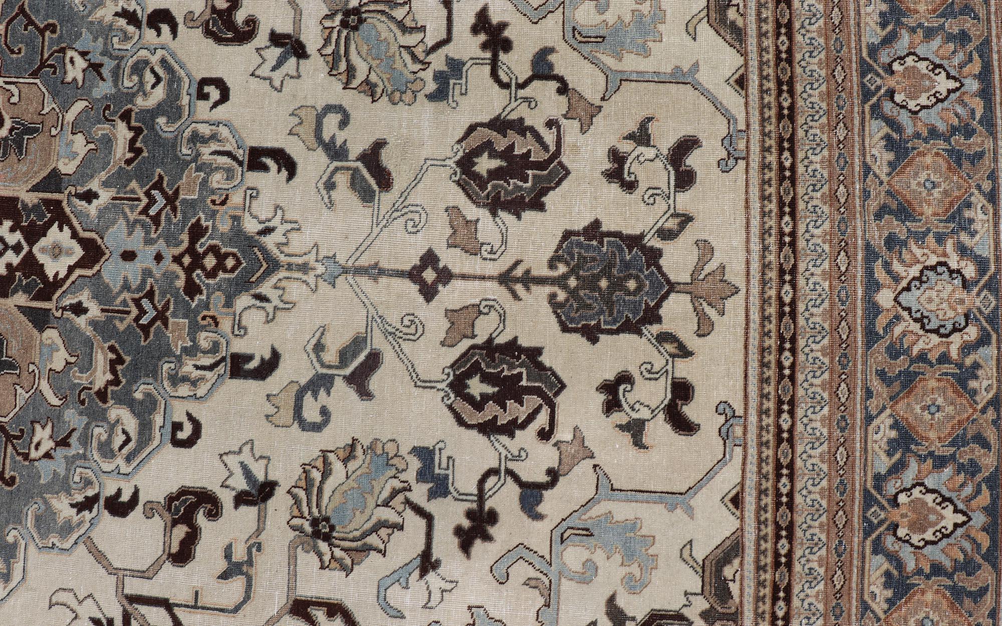 Maße: 9'5 x 12'6 

Antiker persischer Täbriz-Teppich mit Medaillon und geschwungenem Design 9'5 x 12'6
Keivan Woven Arts/ teppich/A24-0605, Herkunftsland / Art: Iran / Täbris, um 1910.
Antiker persischer Täbriz-Teppich mit einem fein gewebten