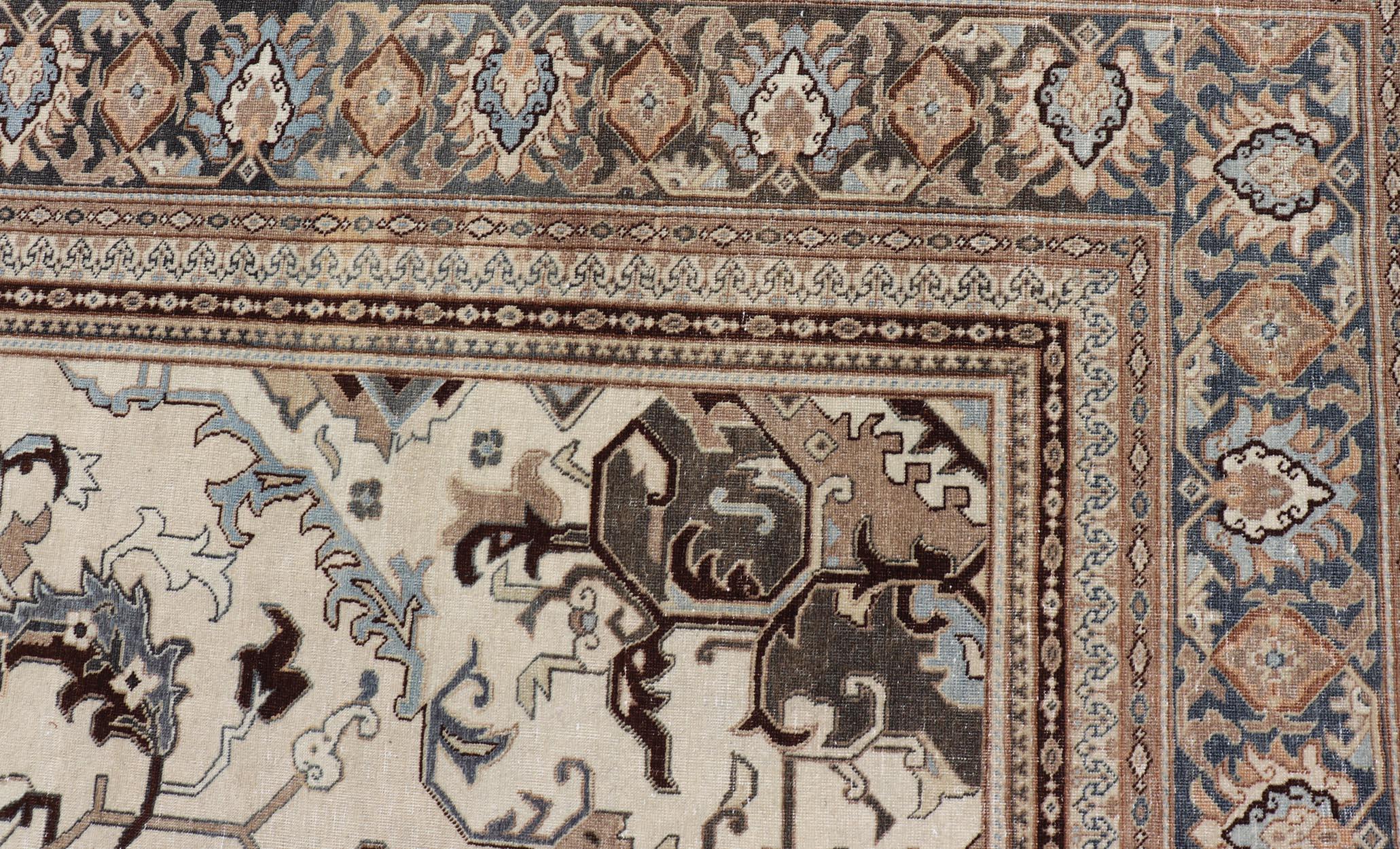 Antiker persischer Täbriz-Teppich mit Medaillon und geschwungenem Design 9'5 x 12'6 (Tabriz) im Angebot