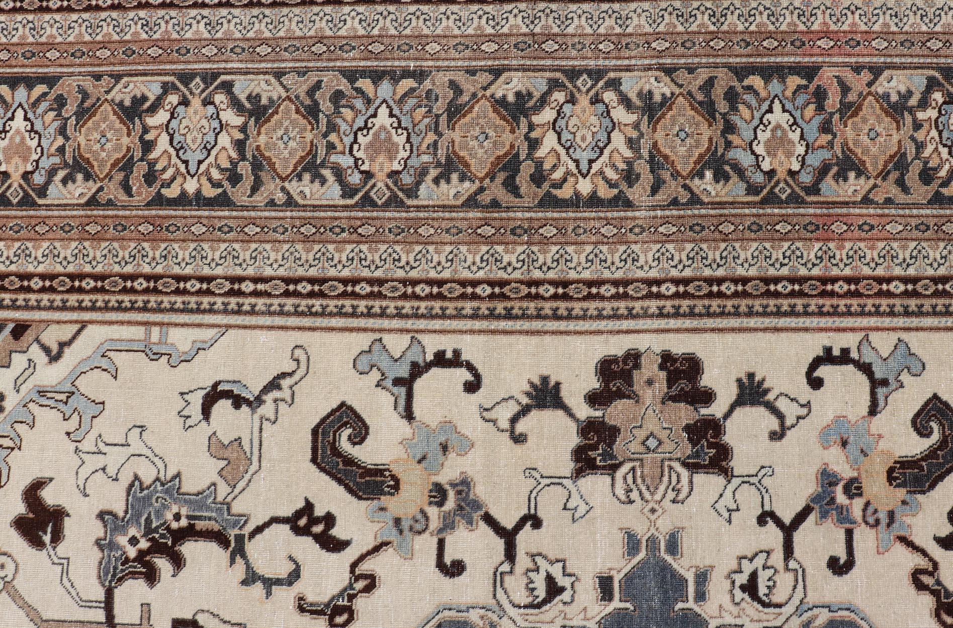 Antiker persischer Täbriz-Teppich mit Medaillon und geschwungenem Design 9'5 x 12'6 (Persisch) im Angebot