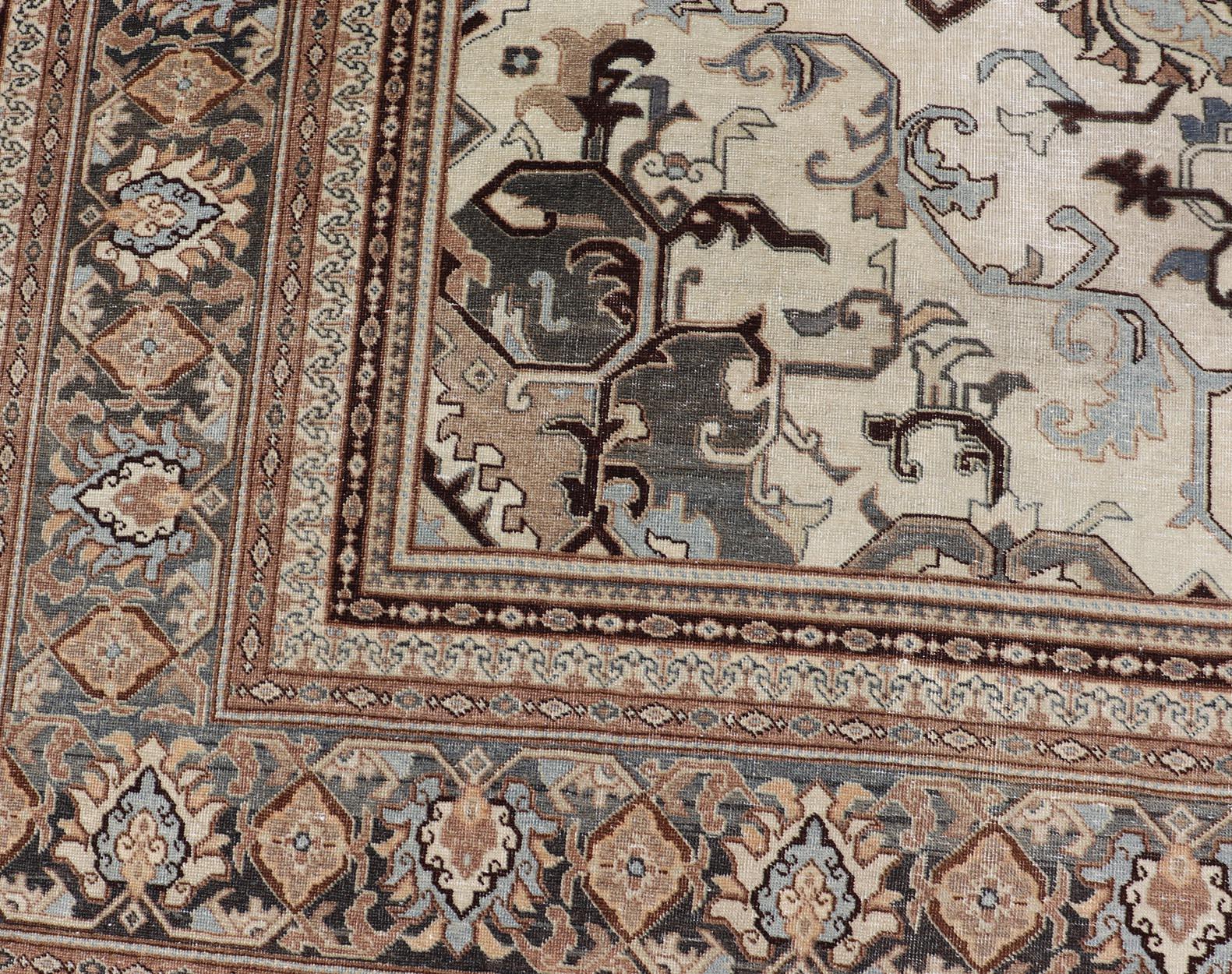 Antiker persischer Täbriz-Teppich mit Medaillon und geschwungenem Design 9'5 x 12'6 (Handgeknüpft) im Angebot