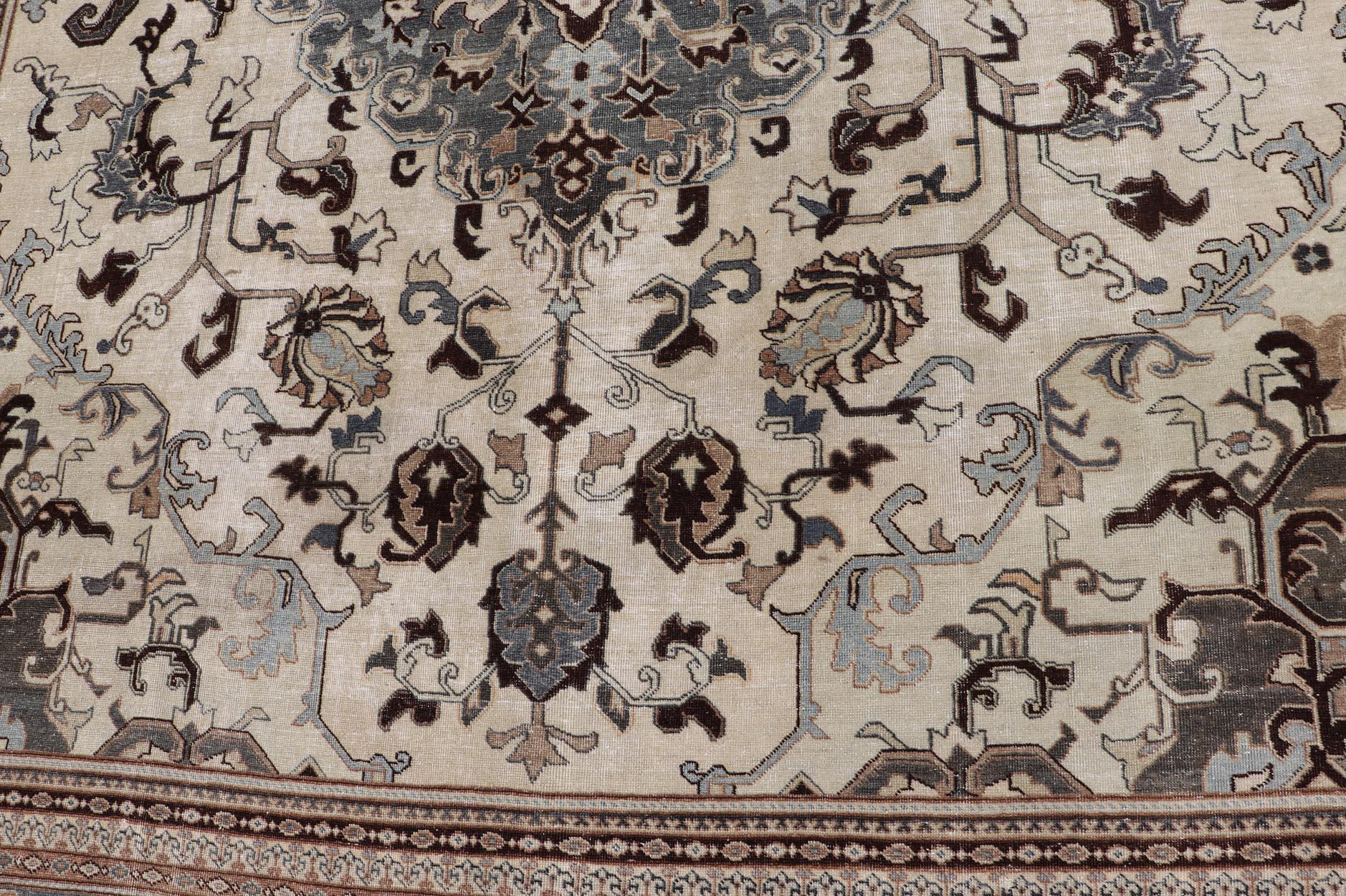 Antiker persischer Täbriz-Teppich mit Medaillon und geschwungenem Design 9'5 x 12'6 im Zustand „Gut“ im Angebot in Atlanta, GA