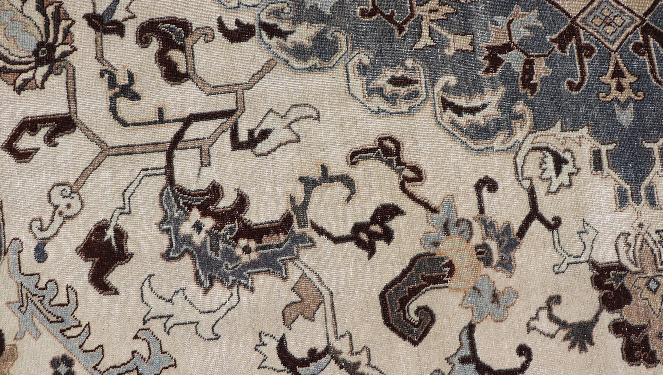 Antiker persischer Täbriz-Teppich mit Medaillon und geschwungenem Design 9'5 x 12'6 (20. Jahrhundert) im Angebot