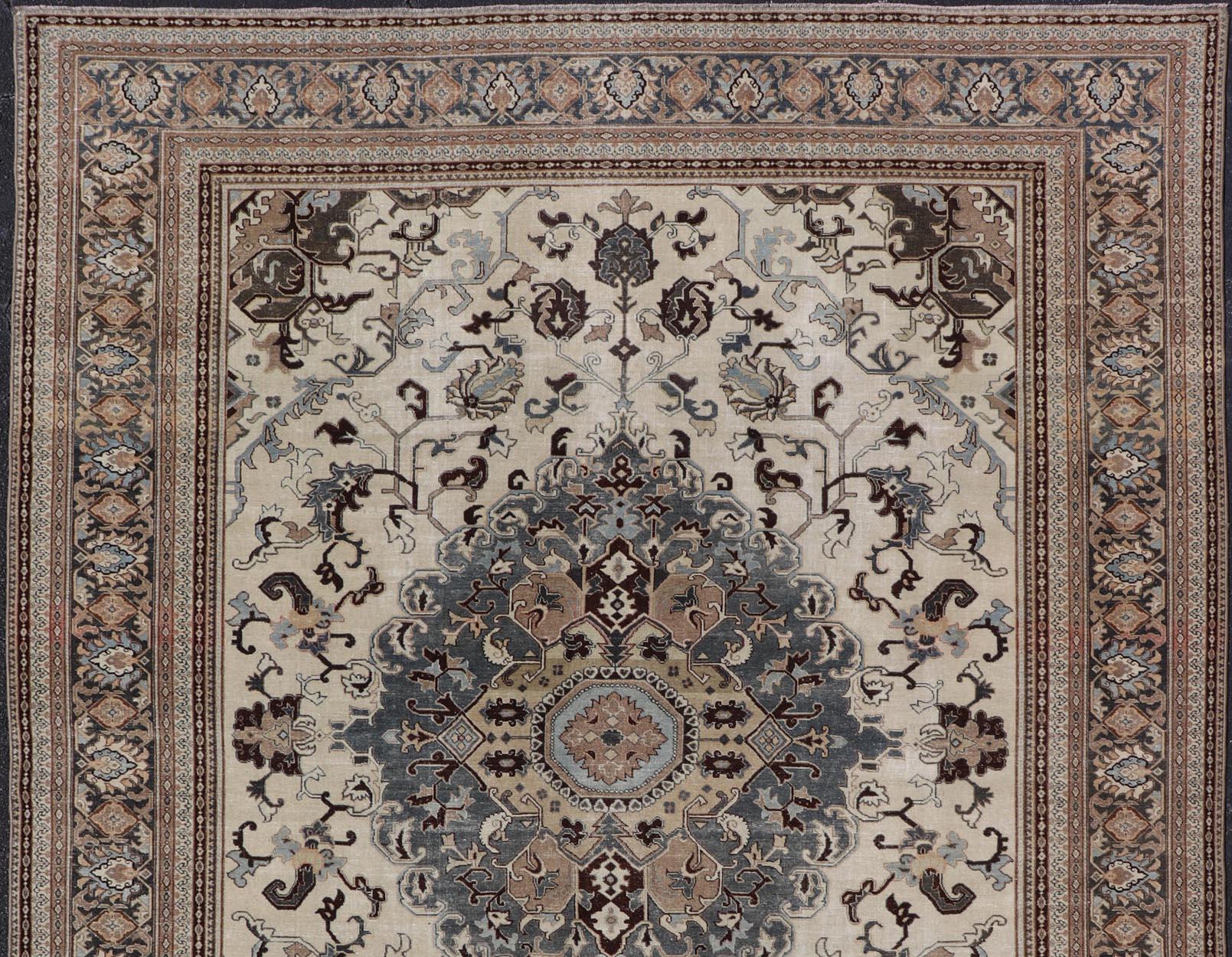 Antiker persischer Täbriz-Teppich mit Medaillon und geschwungenem Design 9'5 x 12'6 (Wolle) im Angebot