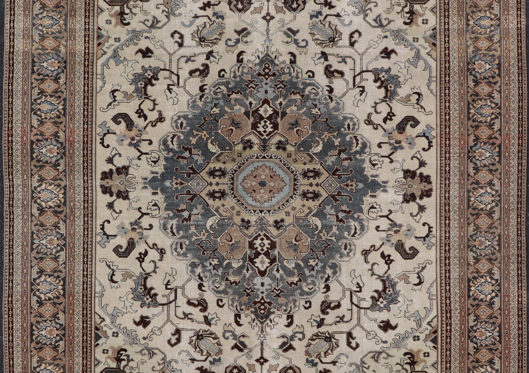 Antiker persischer Täbriz-Teppich mit Medaillon und geschwungenem Design 9'5 x 12'6 im Angebot 1