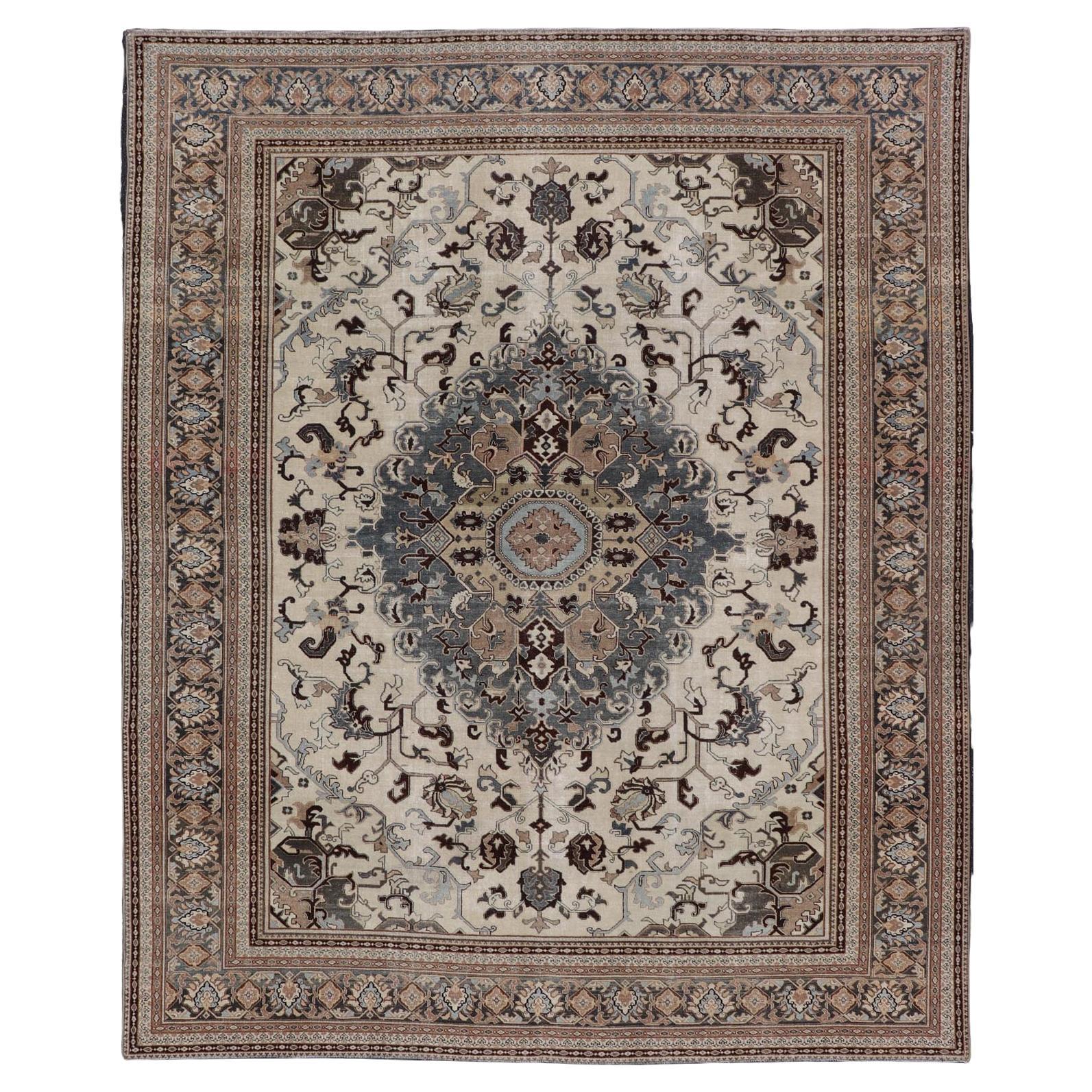 Antiker persischer Täbriz-Teppich mit Medaillon und geschwungenem Design 9
5 x 12
6