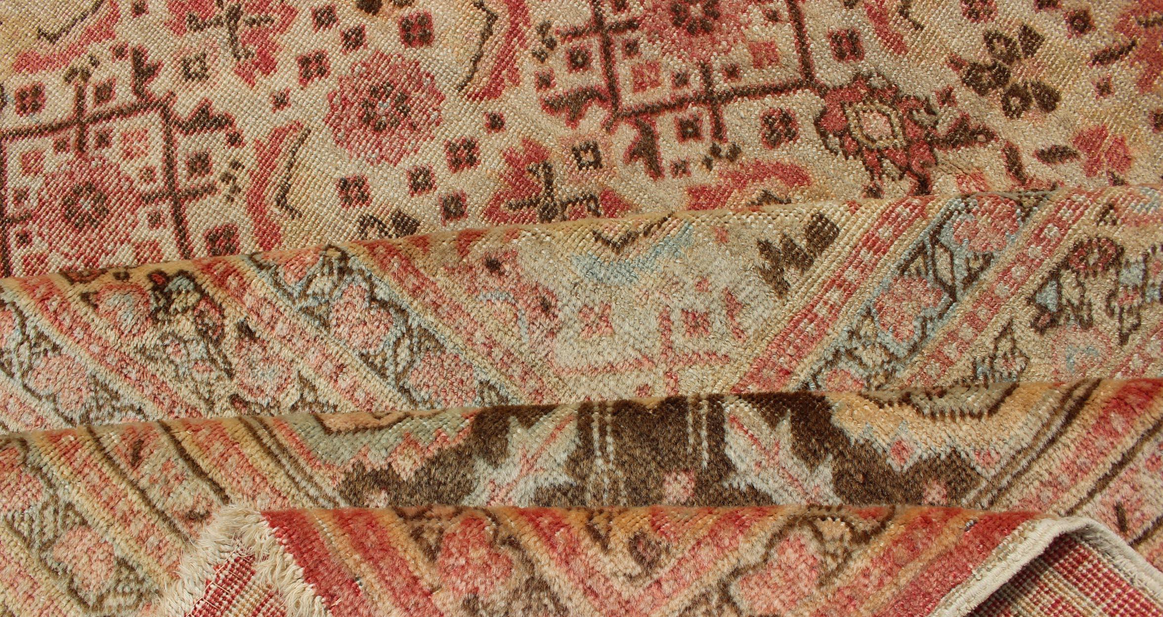 Antiker persischer Täbriz-Teppich mit Medaillon-Design in Korallen-, Creme- und Brauntönen im Angebot 1
