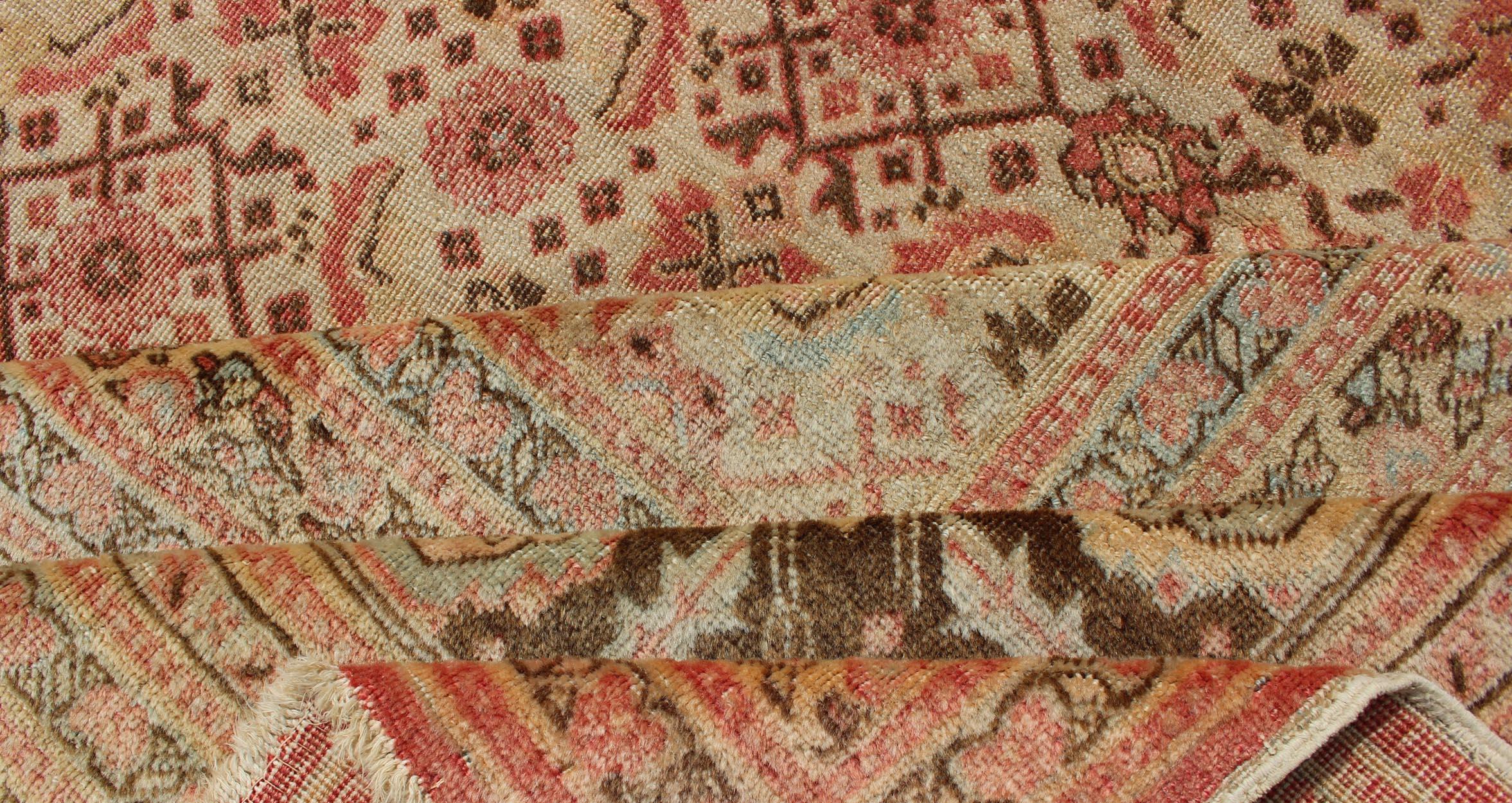 Tapis persan antique Tabriz avec am designs de médaillons dans les tons corail, crème et Brown en vente 3