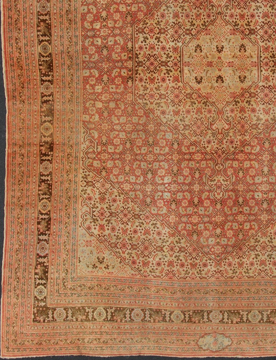 Tapis ancien Tabriz de Perse avec un design all-over et un médaillon multicolore. Keivan Woven Arts / tapis  / 19-0216, pays d'origine / type : Iran / Tabriz, vers 1900. Ancien tapis persan Tabriz à motifs de médaillons dans des tons corail, crème