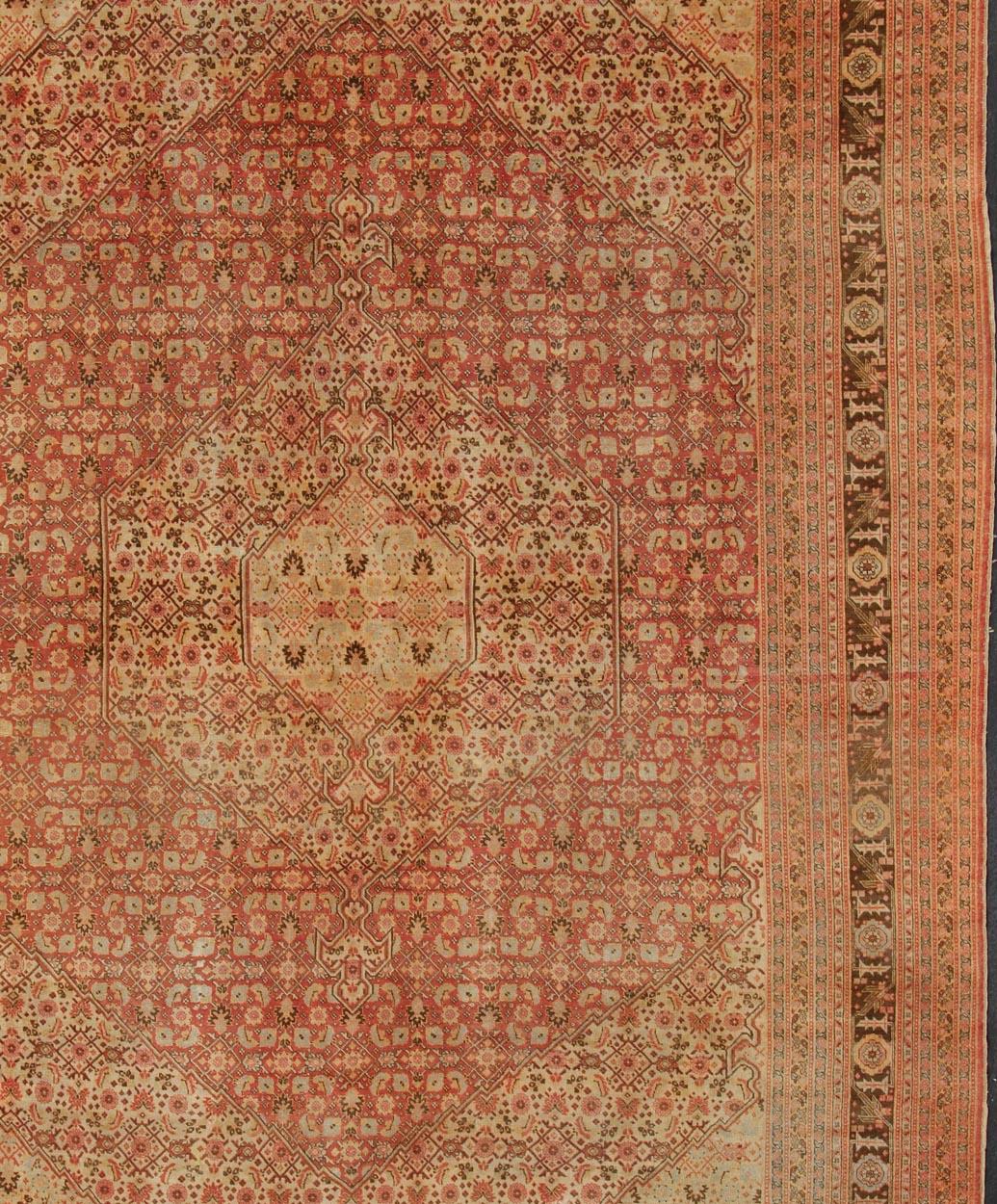 Antiker persischer Täbriz-Teppich mit Medaillon-Design in Korallen-, Creme- und Brauntönen (Tabriz) im Angebot