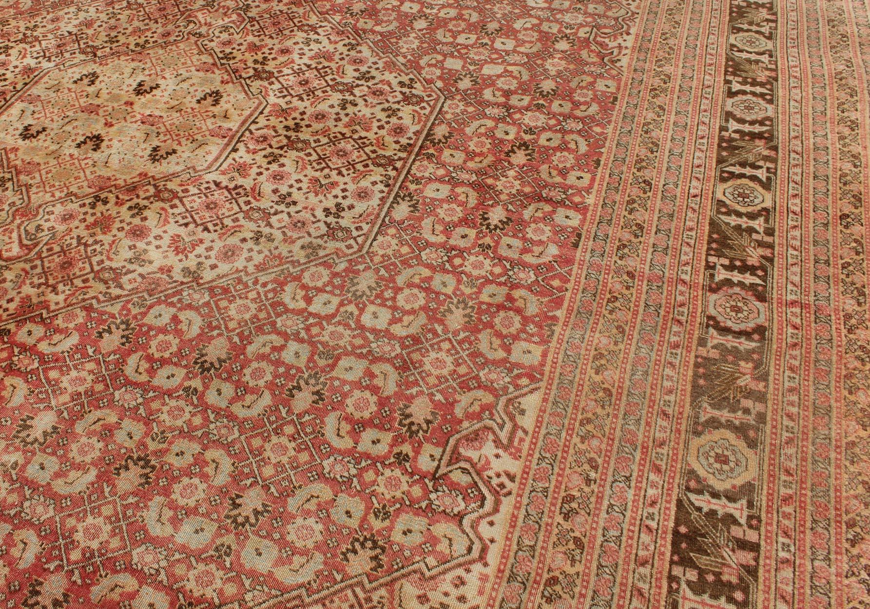 Antiker persischer Täbriz-Teppich mit Medaillon-Design in Korallen-, Creme- und Brauntönen (Persisch) im Angebot