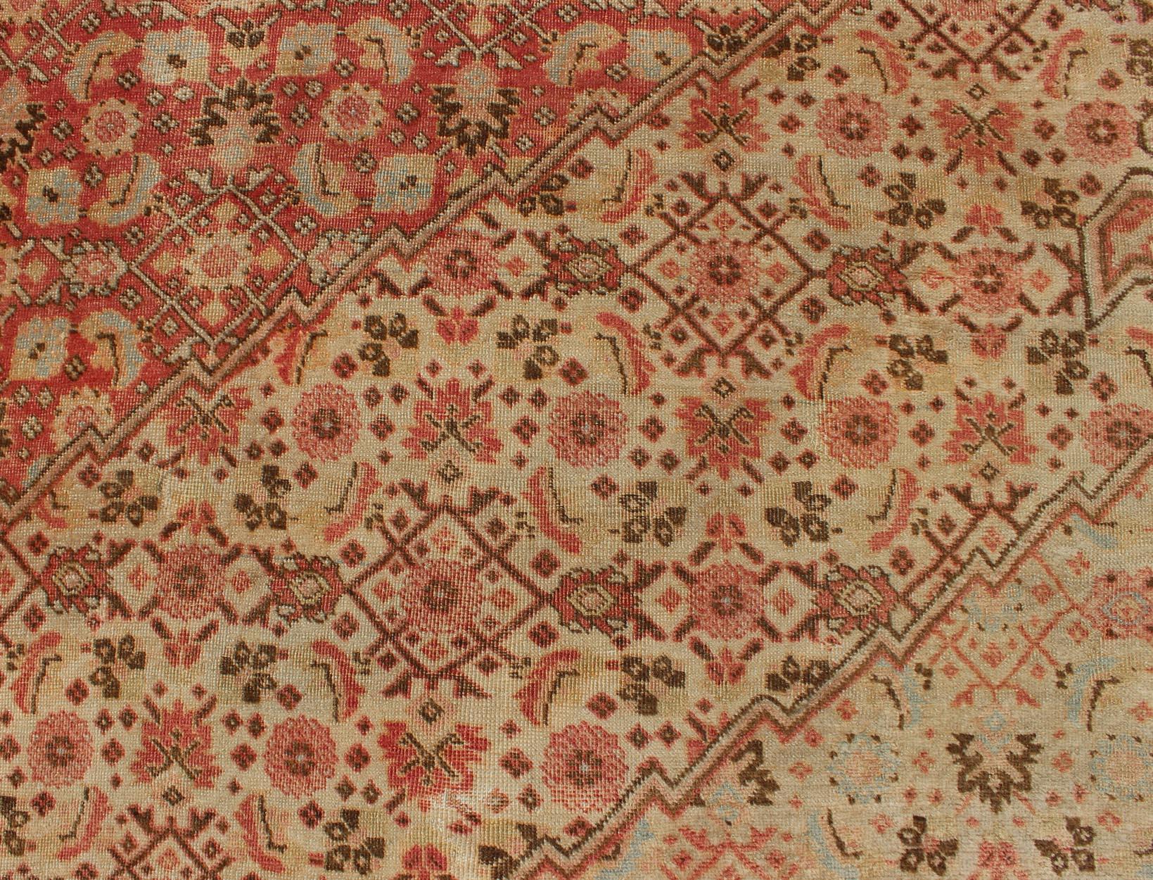 20ième siècle Tapis persan antique Tabriz avec am designs de médaillons dans les tons corail, crème et Brown en vente
